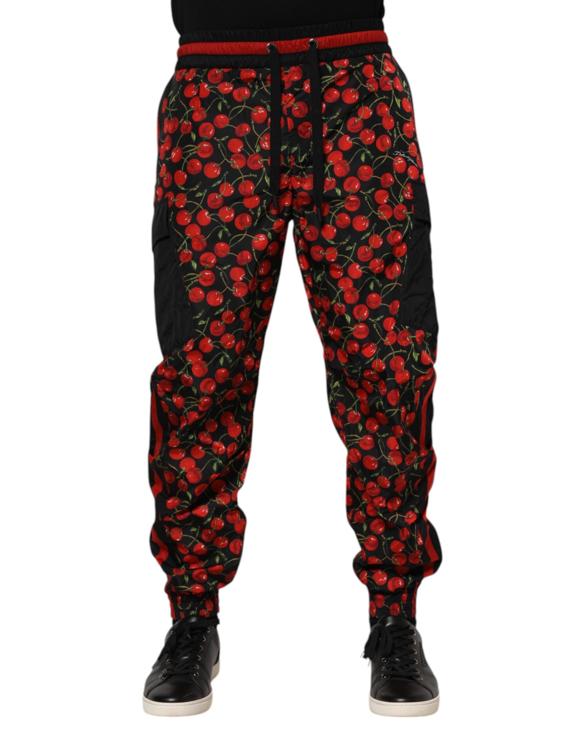Pantalon de survêtement noir et rouge Dolce & Gabbana avec imprimé cerises pour homme, style décontracté et tendance.