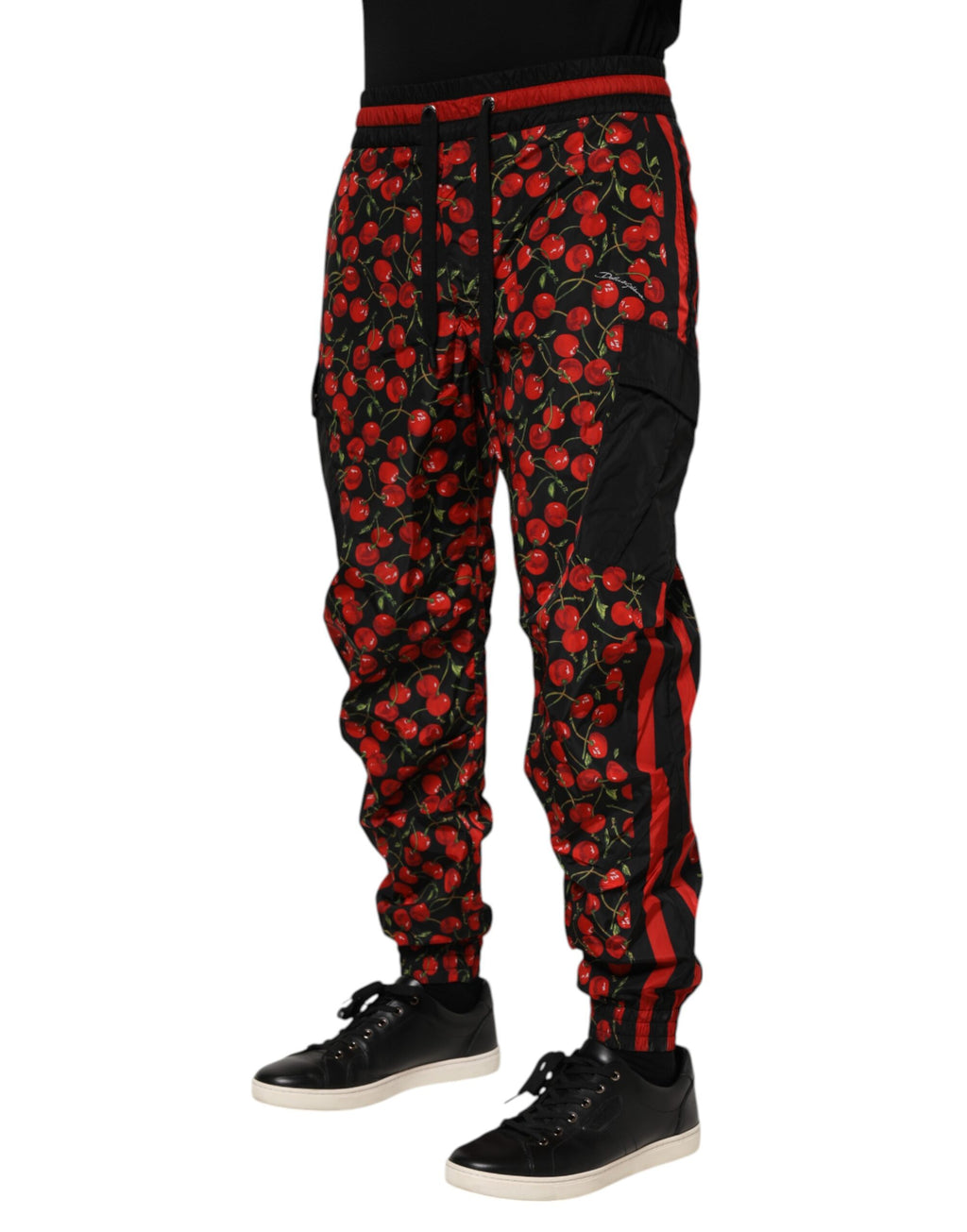 Pantalon de survêtement noir et rouge Dolce & Gabbana avec motif cerise, pour homme, en coton confortable et stylé.
