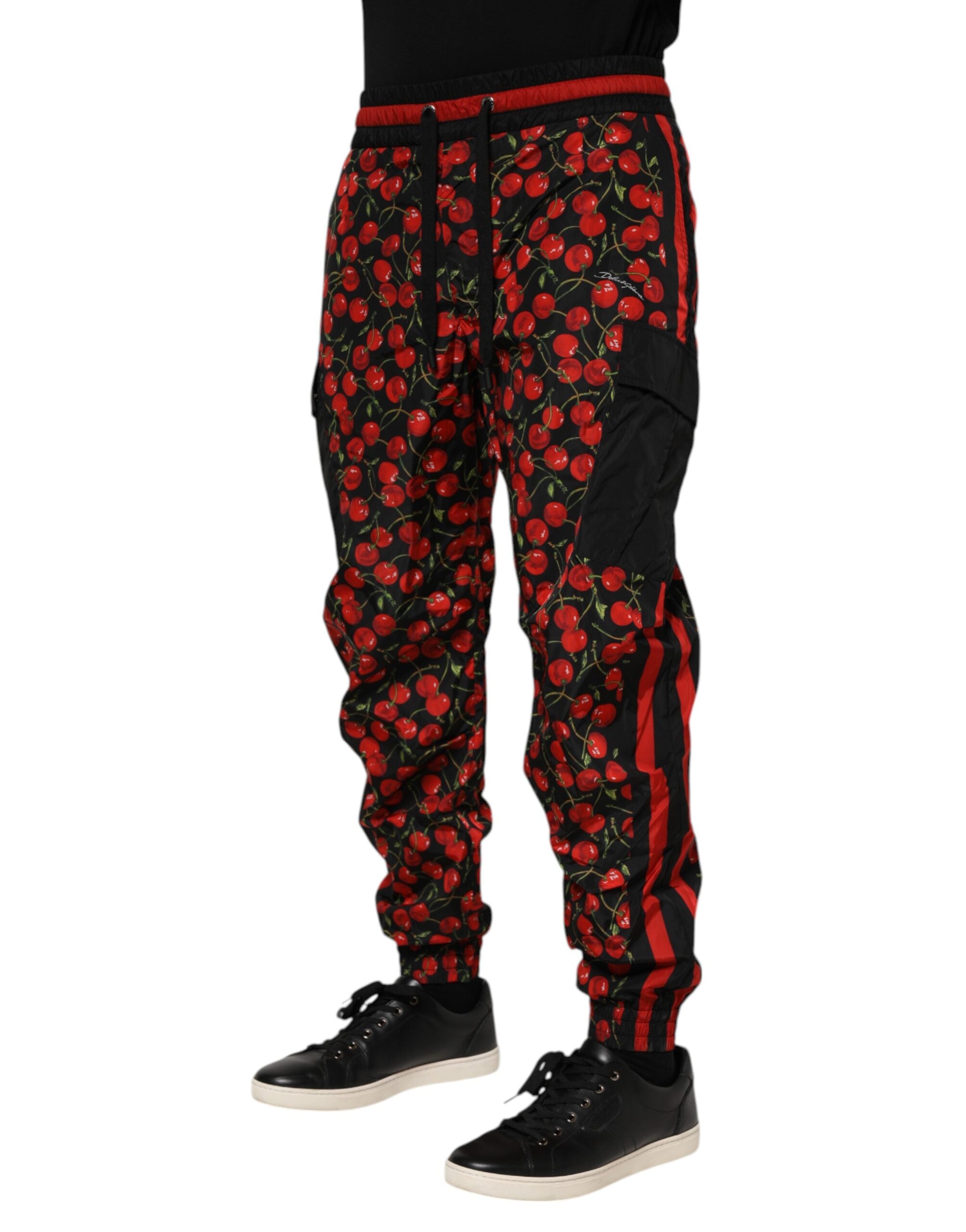 Pantalon de survêtement noir et rouge Dolce & Gabbana avec motif cerise, pour homme, en coton confortable et stylé.