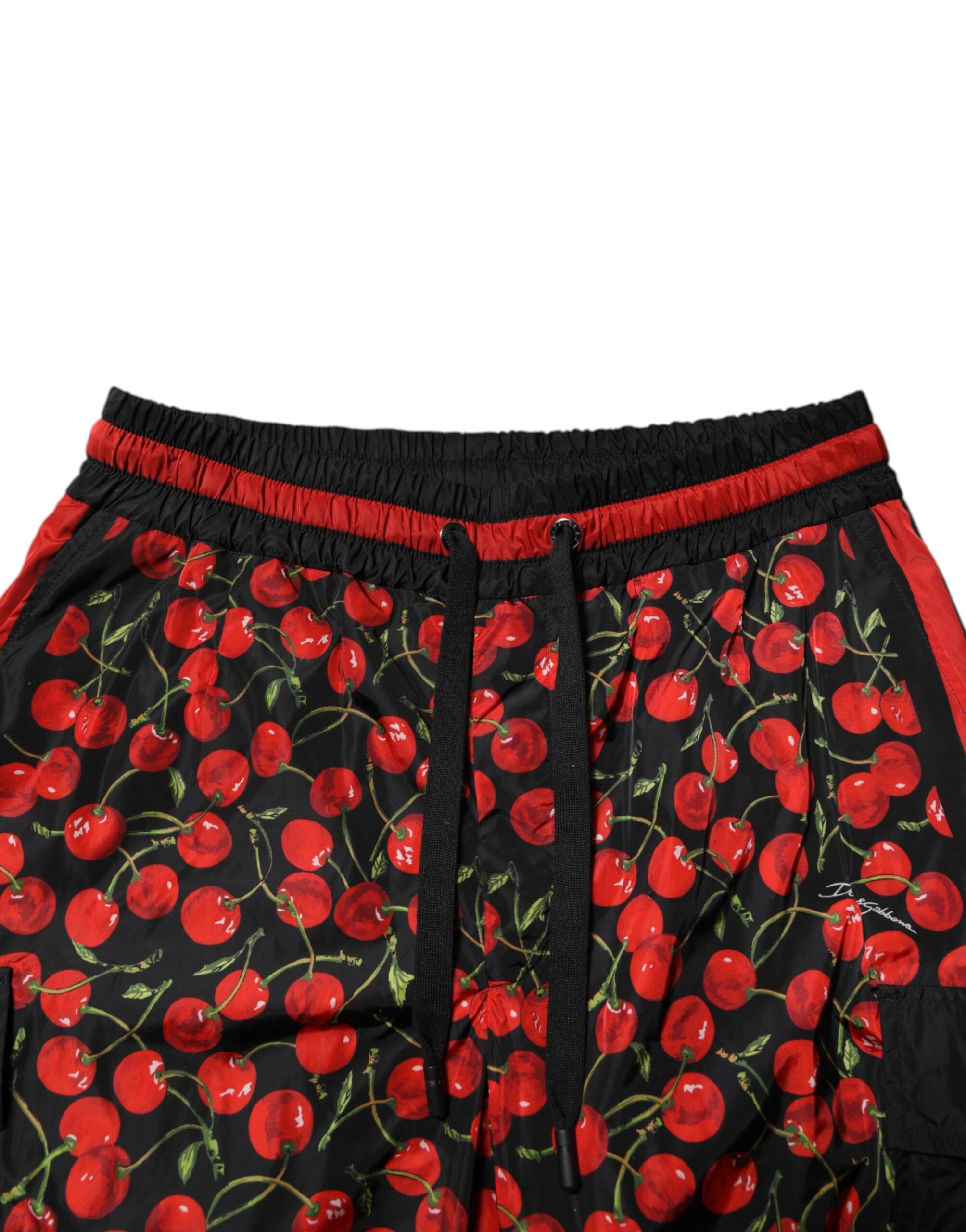 Pantalon de survêtement noir et rouge Dolce & Gabbana avec motif cerise pour homme, tissu confortable et style décontracté.