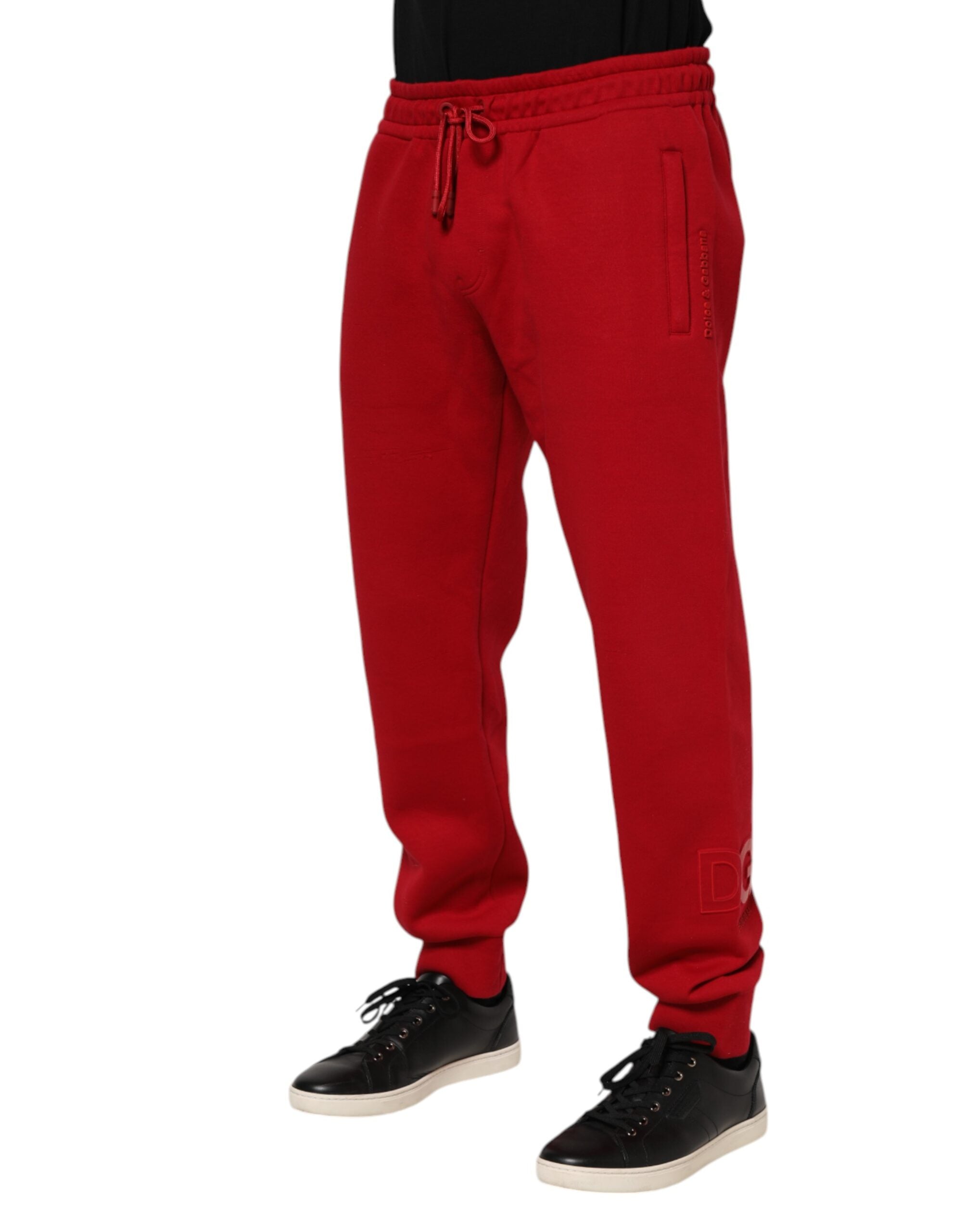 Pantalon de jogging rouge en coton Dolce & Gabbana pour homme, logo Dolce & Gabbana visible, style décontracté et confortable.
