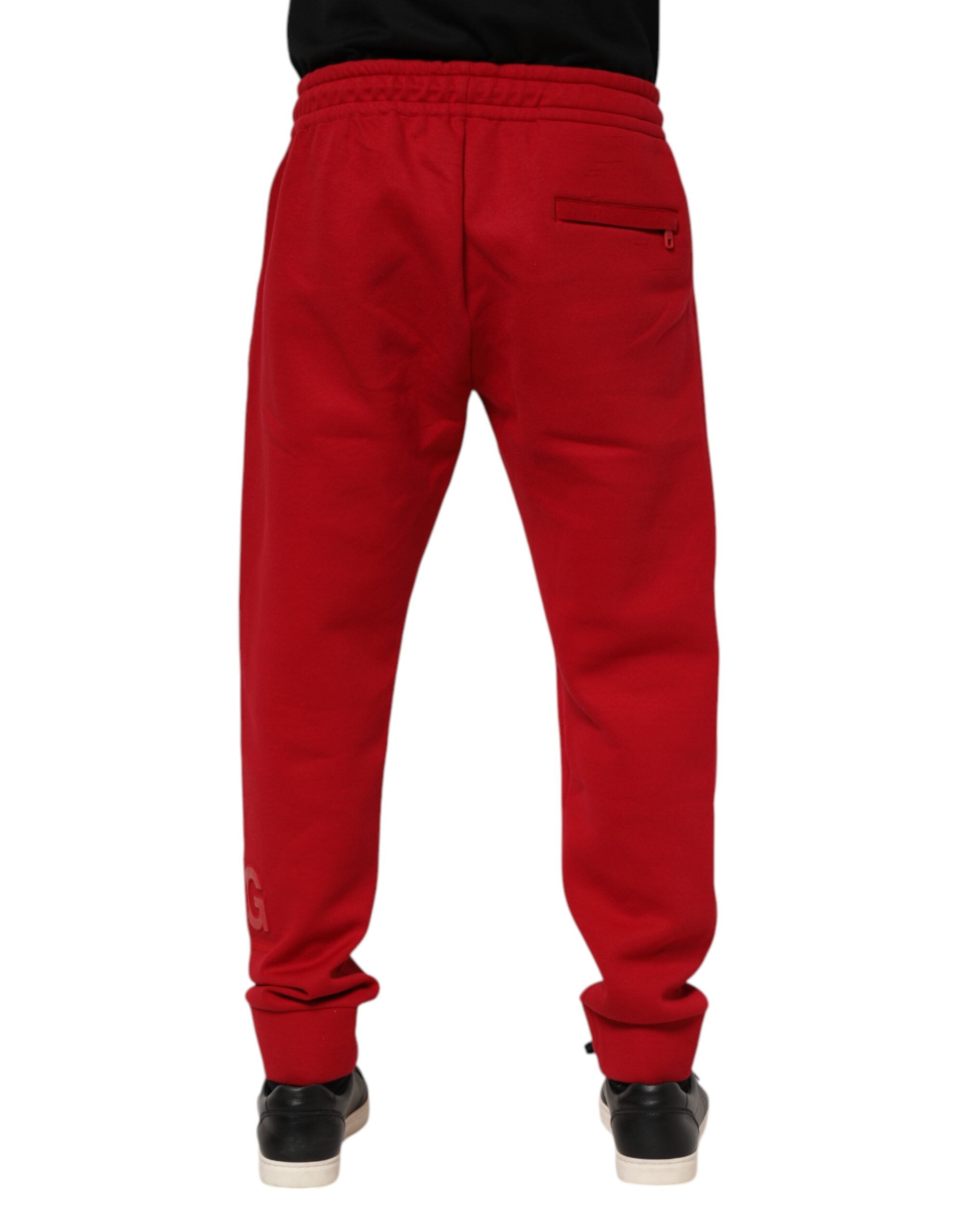 Pantalon jogger en coton rouge Dolce & Gabbana pour homme avec logo, style décontracté et confortable.