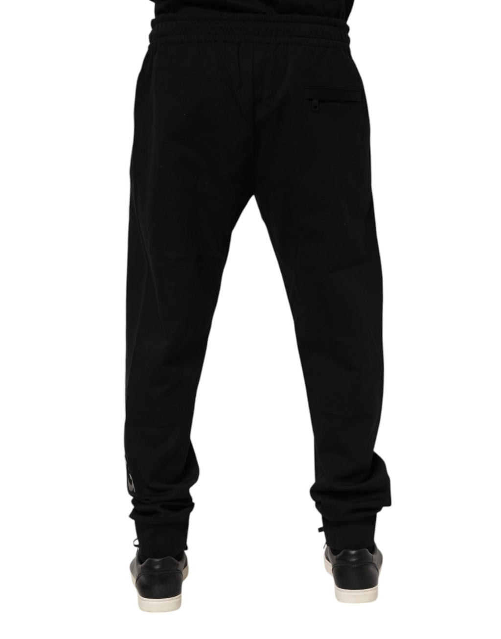 Pantalon jogger pour hommes Dolce & Gabbana, noir en coton avec poignets élastiques et logo sur la poche arrière.