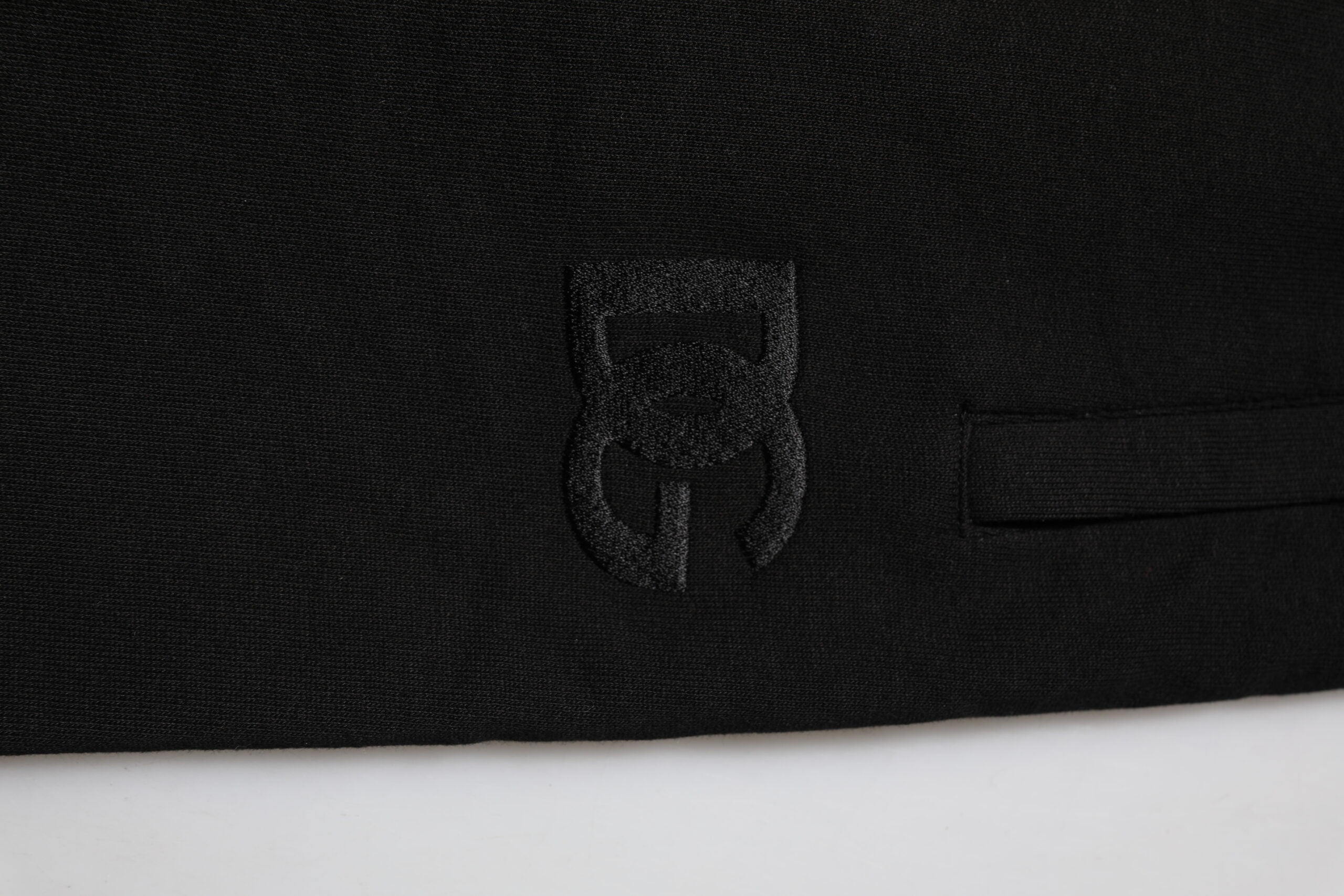 Pantalon jogger homme Dolce & Gabbana en coton noir avec bande logo, style décontracté et confortable.