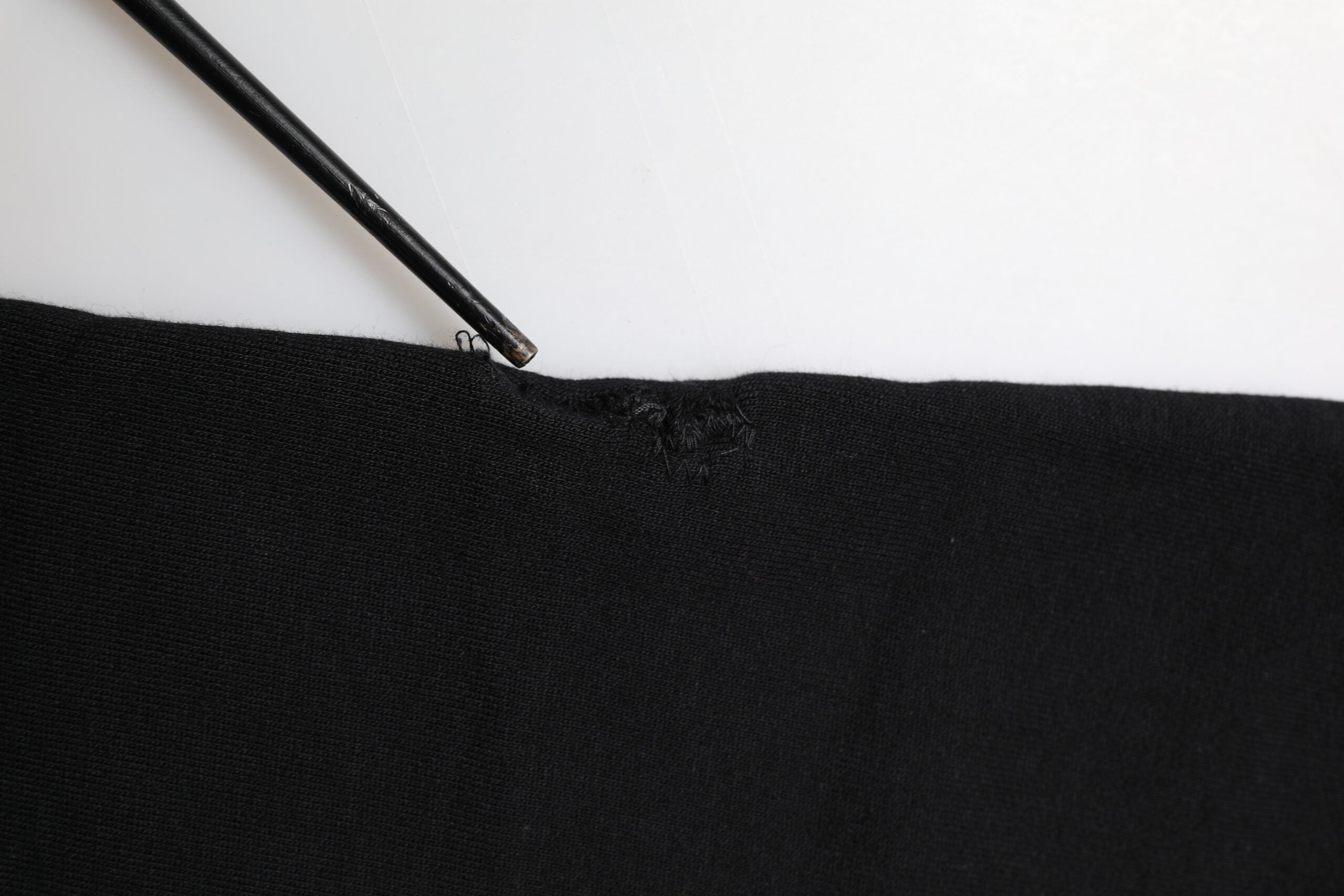 Pantalon jogger Dolce & Gabbana en coton noir avec ceinture en forme de couronne, style décontracté et moderne.