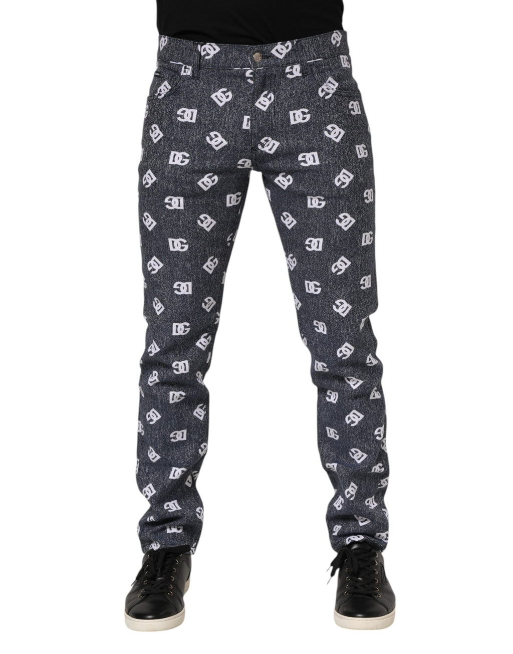 Jeans slim en denim gris foncé Dolce & Gabbana avec logo en coton, ajustés et élégants, visibles sur le mannequin.