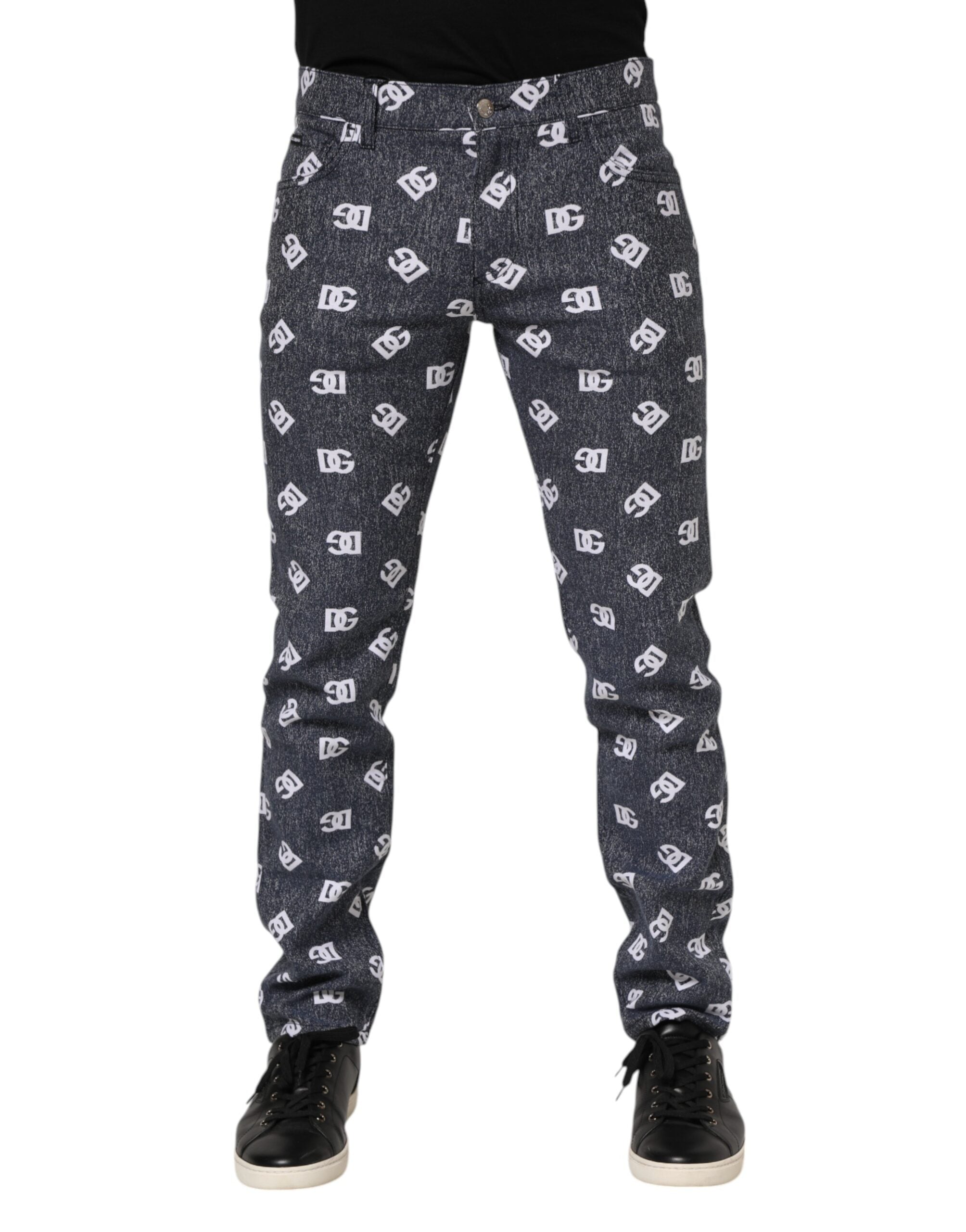 Jeans slim en denim gris foncé Dolce & Gabbana avec logo en coton, ajustés et élégants, visibles sur le mannequin.