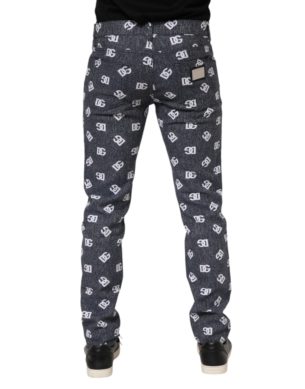 Jeans skinny en denim gris foncé Dolce & Gabbana avec logo en coton, coupe slim et ajustée, visible sur l'image.