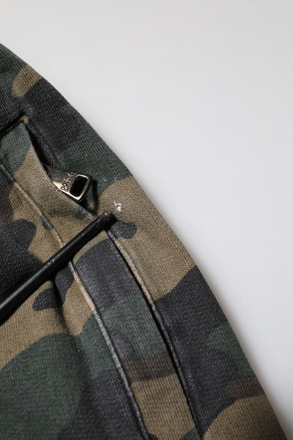 Pantalon jogger en coton camouflage marron Dolce & Gabbana pour homme, style décontracté et tendance.