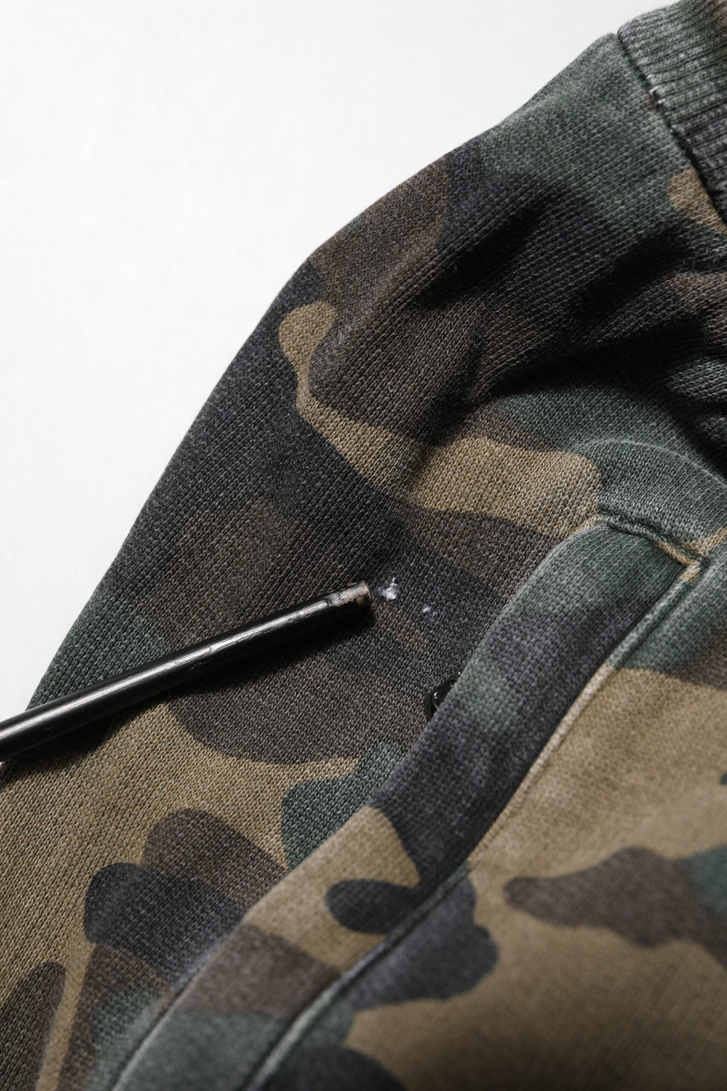 Pantalon jogger pour homme Dolce & Gabbana en coton marron camouflage, décontracté et tendance, visible en détail dans l'image.