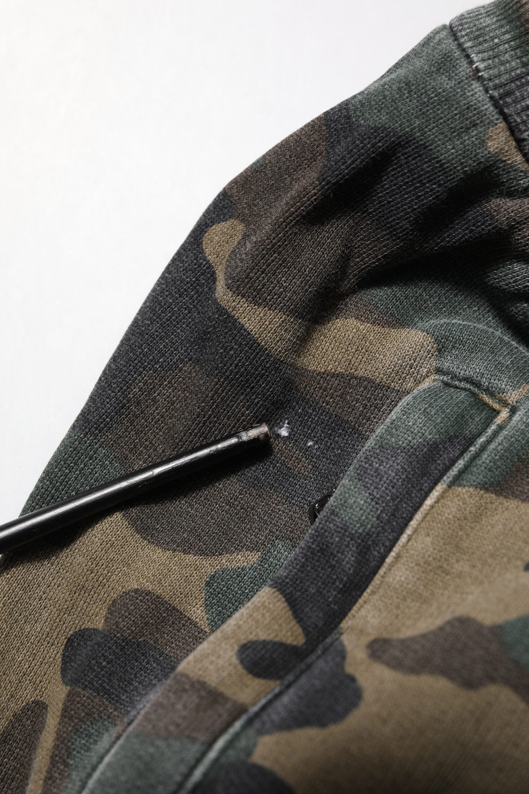 Pantalon jogger pour homme Dolce & Gabbana en coton marron camouflage, décontracté et tendance, visible en détail dans l'image.