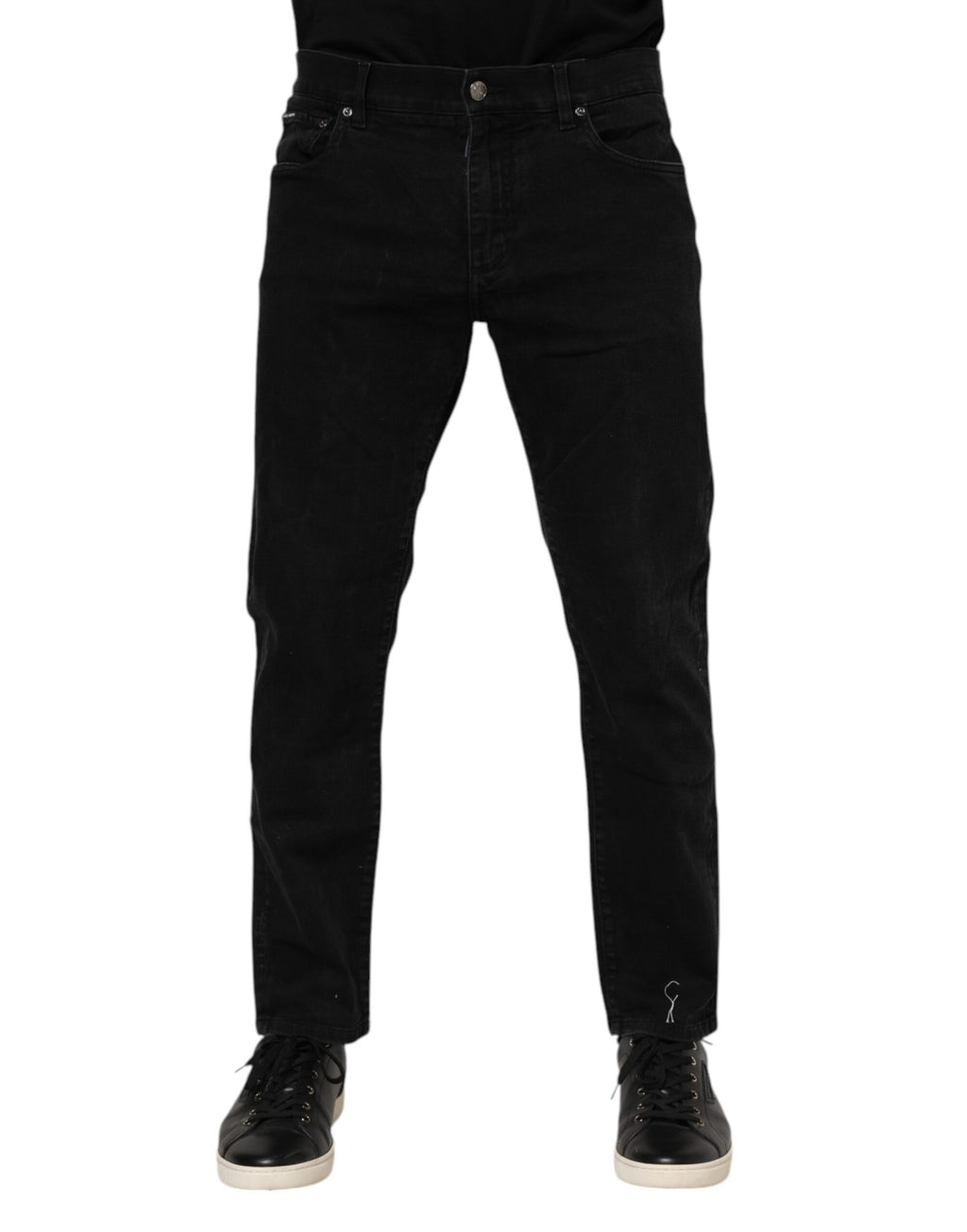 Jeans slim en denim noir Dolce & Gabbana avec plaque logo en coton, détails élégants et coupe ajustée, vue de face.