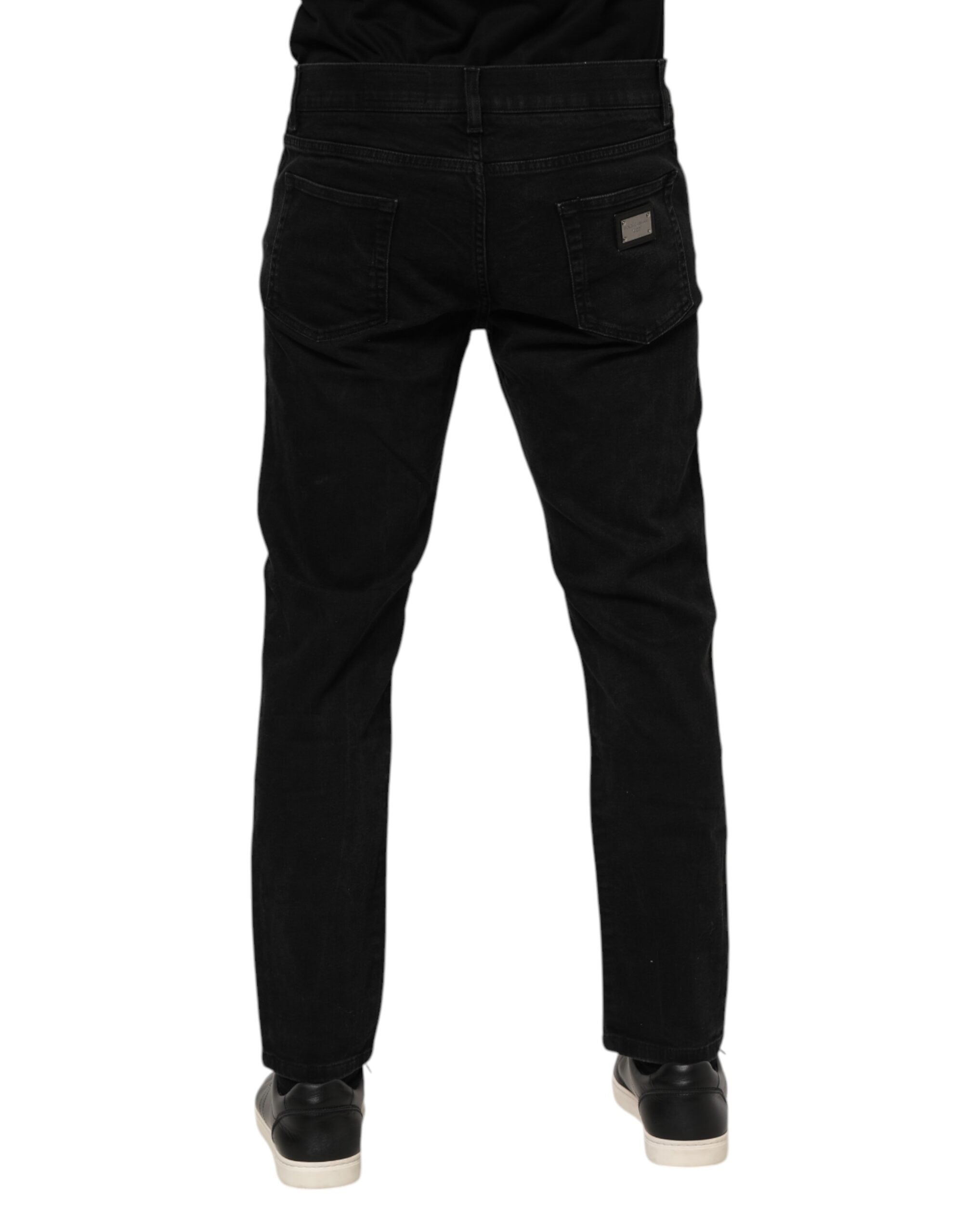 Jeans slim en denim noir Dolce & Gabbana avec plaque logo en coton, détails élégants et coupe ajustée.