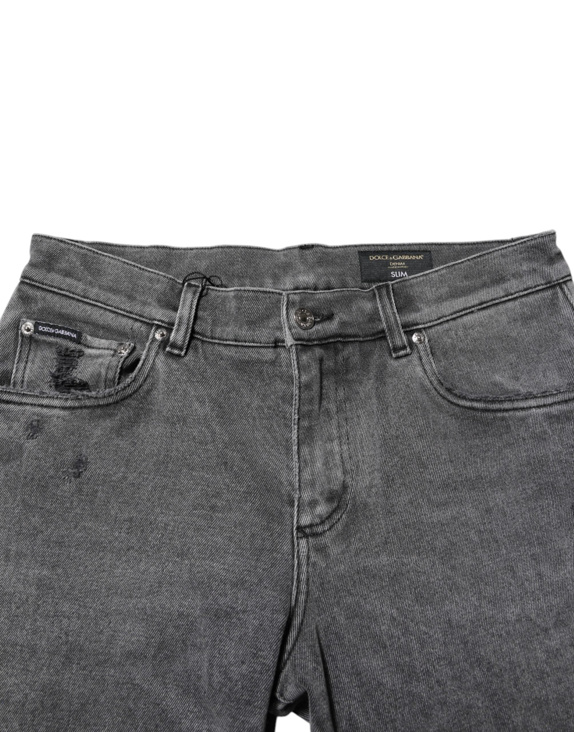 Jeans en denim gris Dolce & Gabbana avec plaque logo en coton, détails classiques et coupe moderne.
