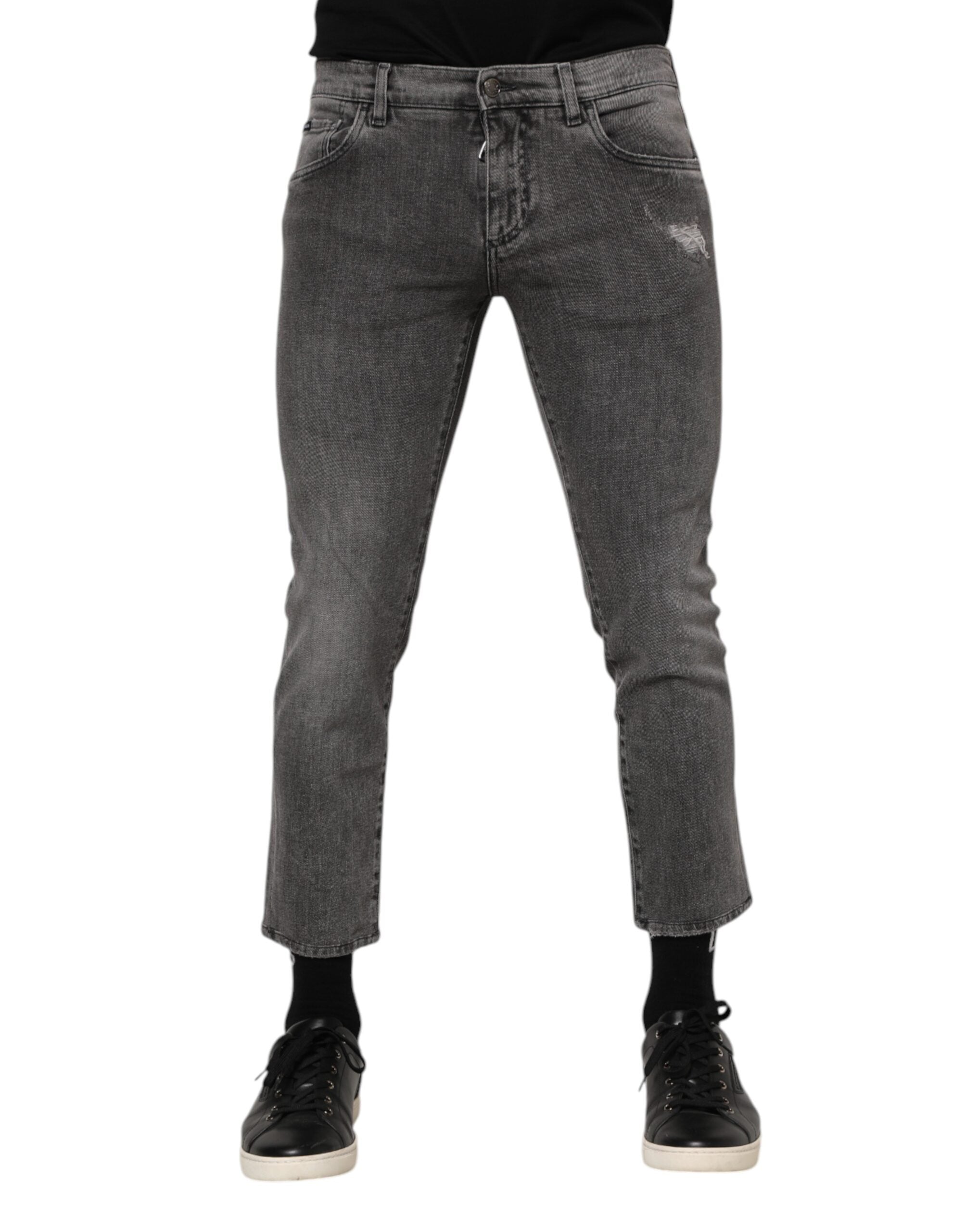 Jeans homme Dolce & Gabbana en denim gris avec plaque logo en coton et détails de style classique.