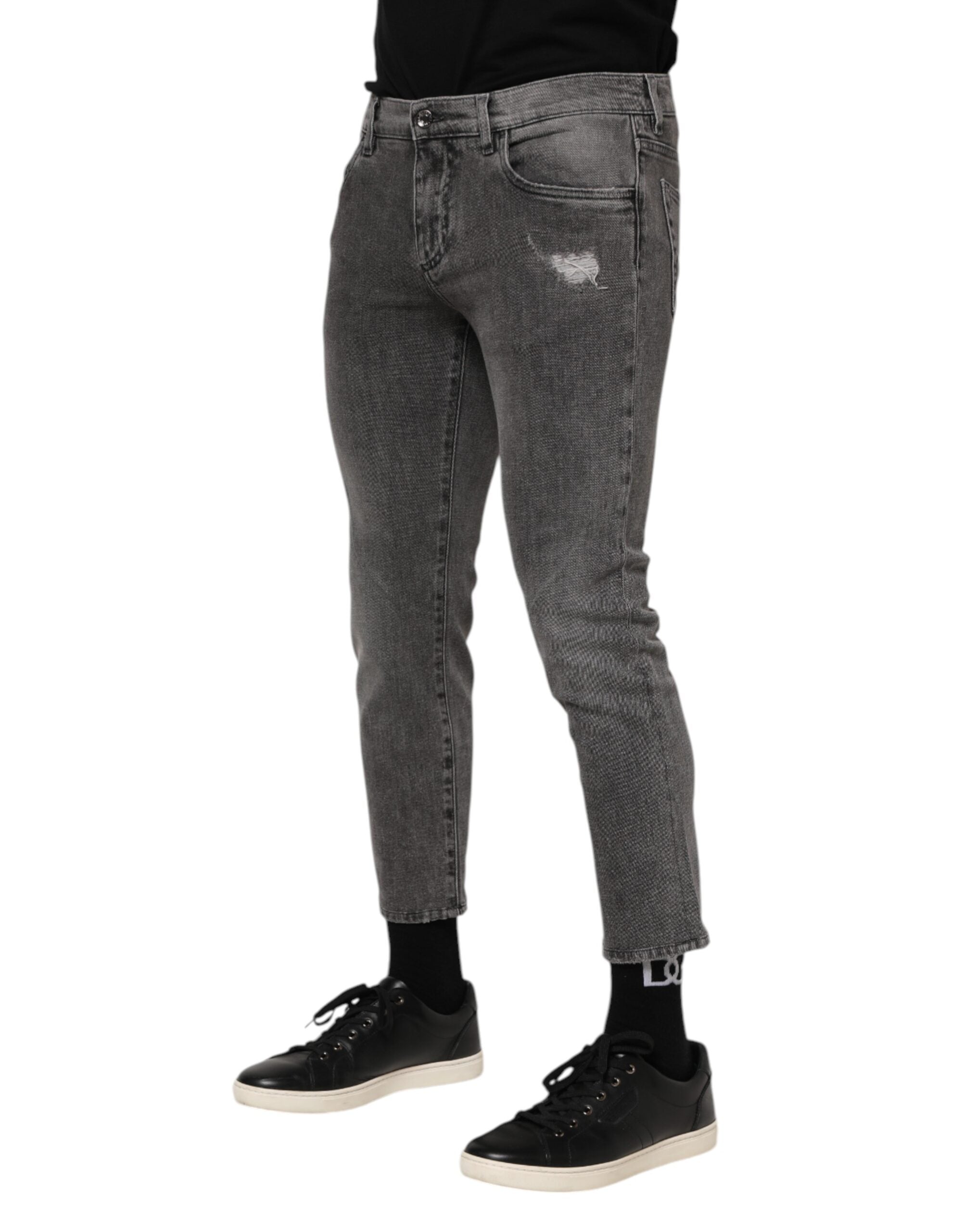 Jeans pour homme Dolce & Gabbana en denim gris avec plaque logo en coton, style décontracté et élégant.