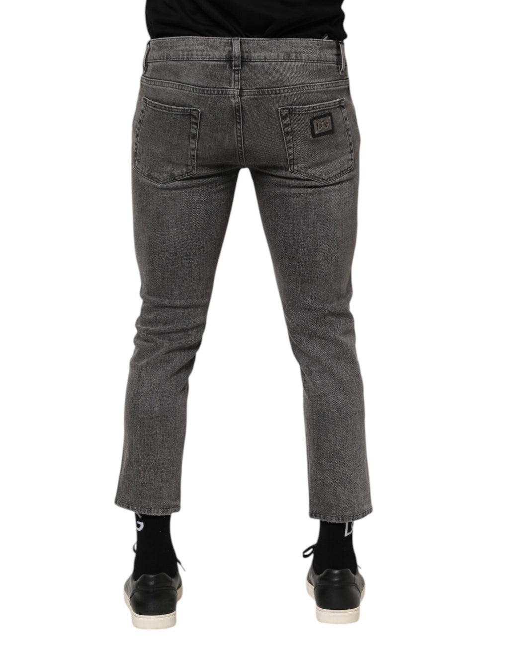 Jeans en denim gris Dolce & Gabbana pour homme avec plaque logo en coton, aspect décontracté et style élégant.