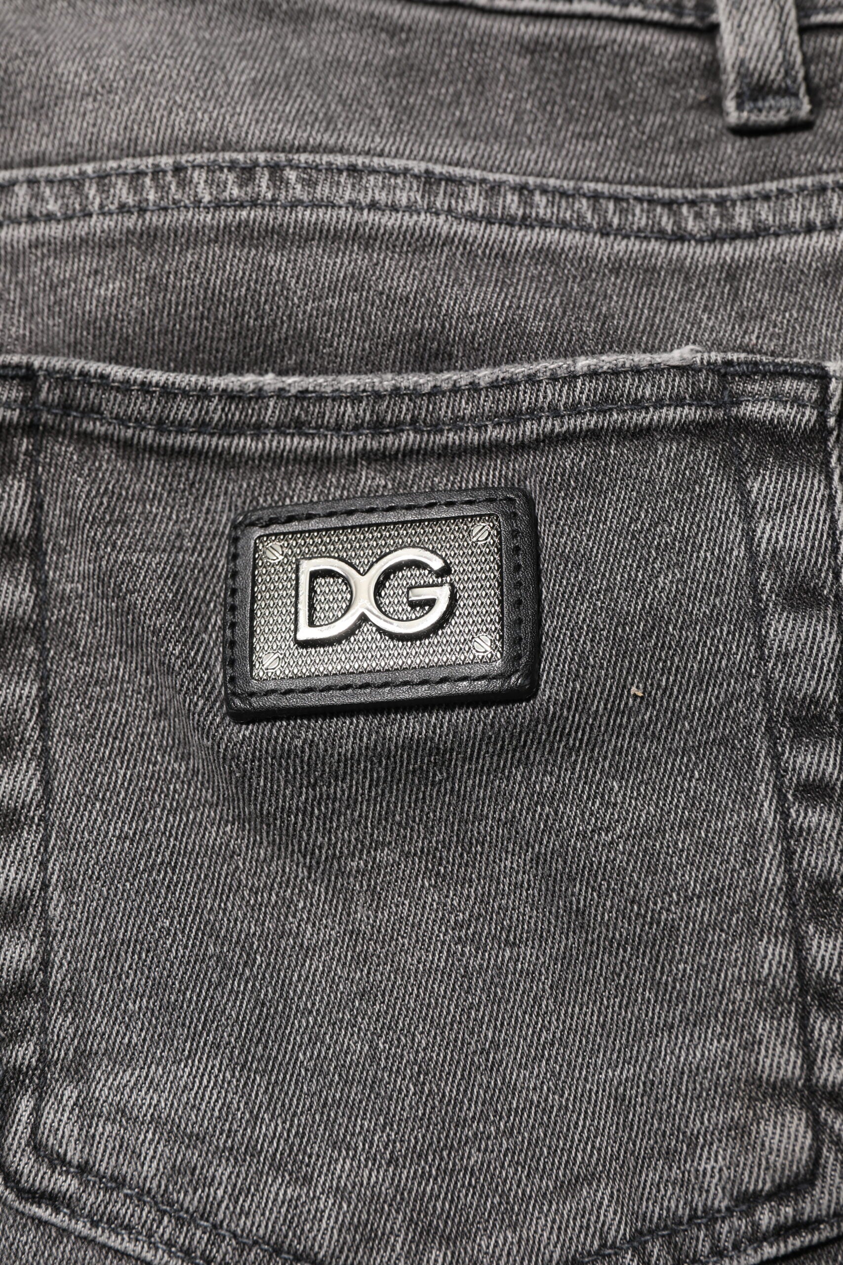 Jeans homme en denim gris Dolce & Gabbana avec plaque logo en coton, style décontracté et moderne.