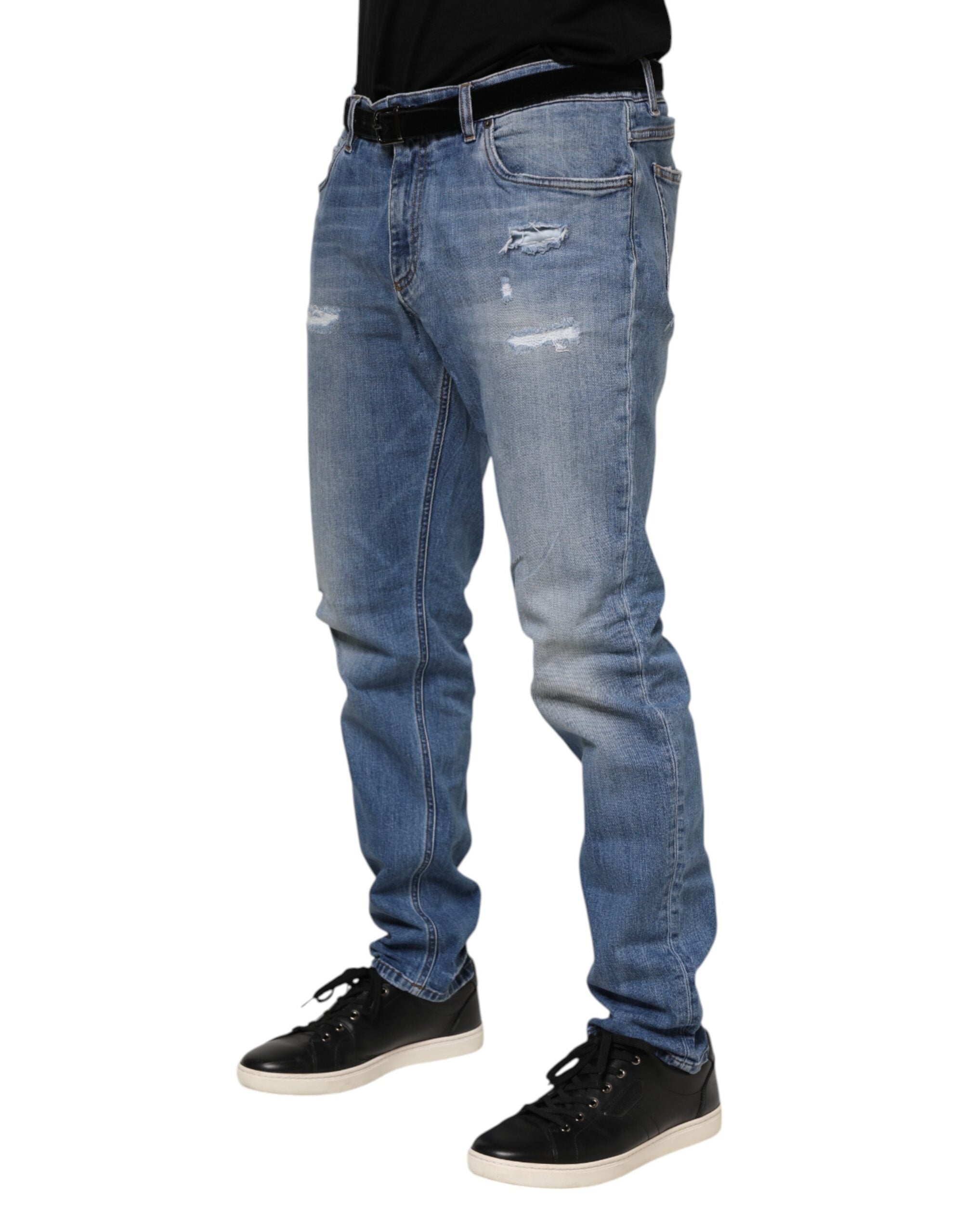 Jeans en denim bleu Dolce & Gabbana, délavés, usés avec logo en plaque, style détendu et tendance.