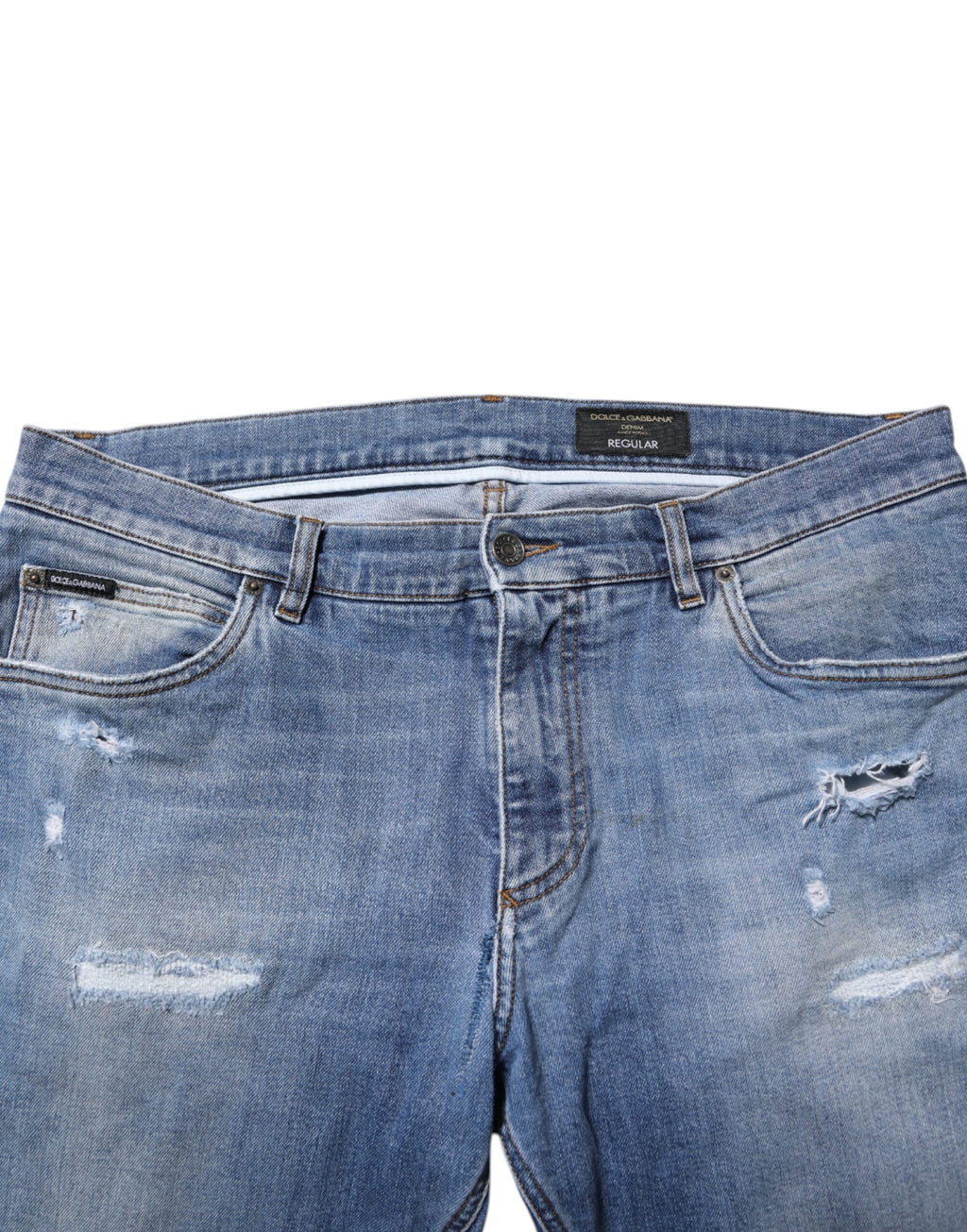 Jeans en denim Dolce & Gabbana bleu délavé, usé avec logo en plaque, style décontracté et tendance.