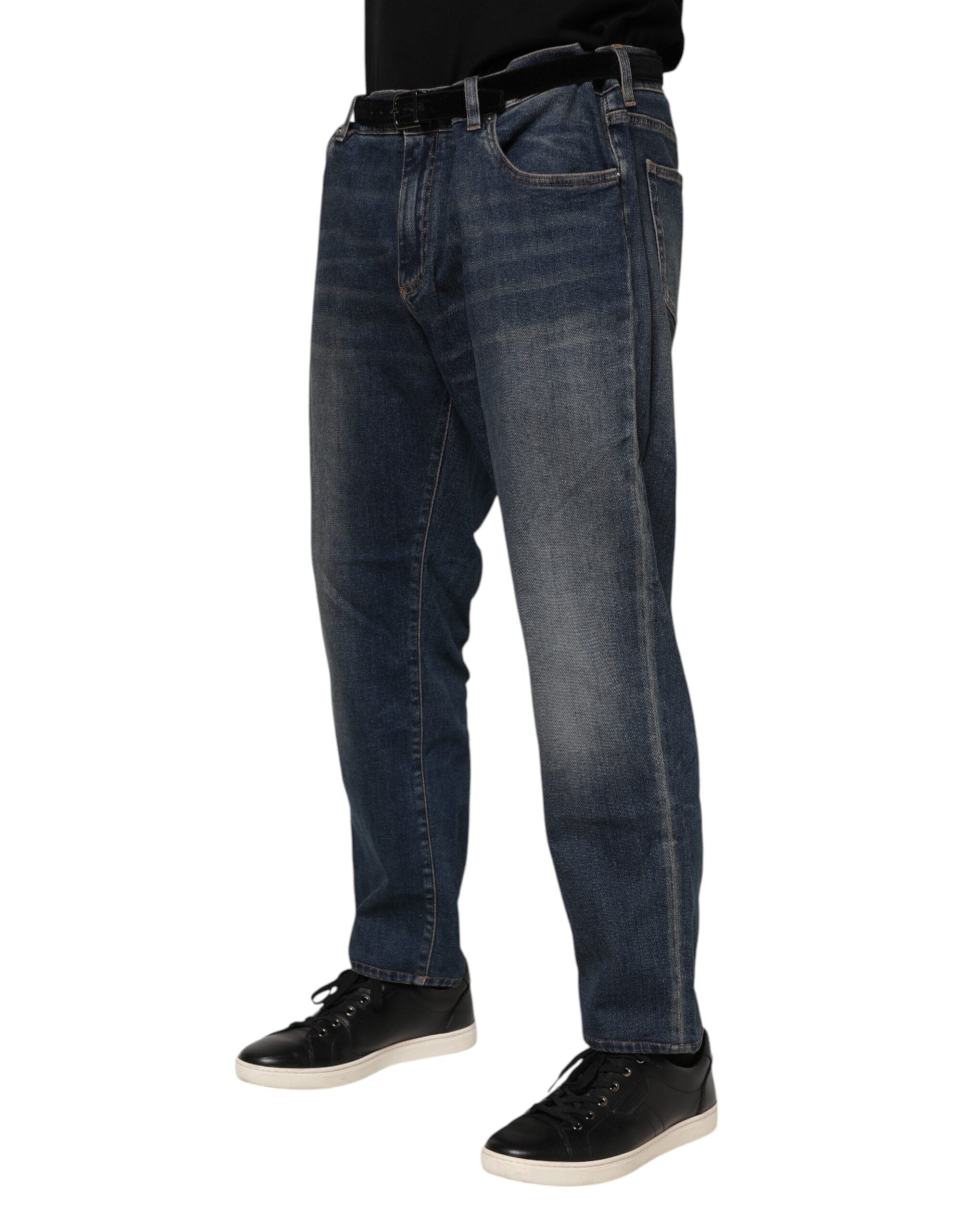Jeans slim en denim bleu Dolce & Gabbana avec plaque logo en coton, détail tendance et style élégant.