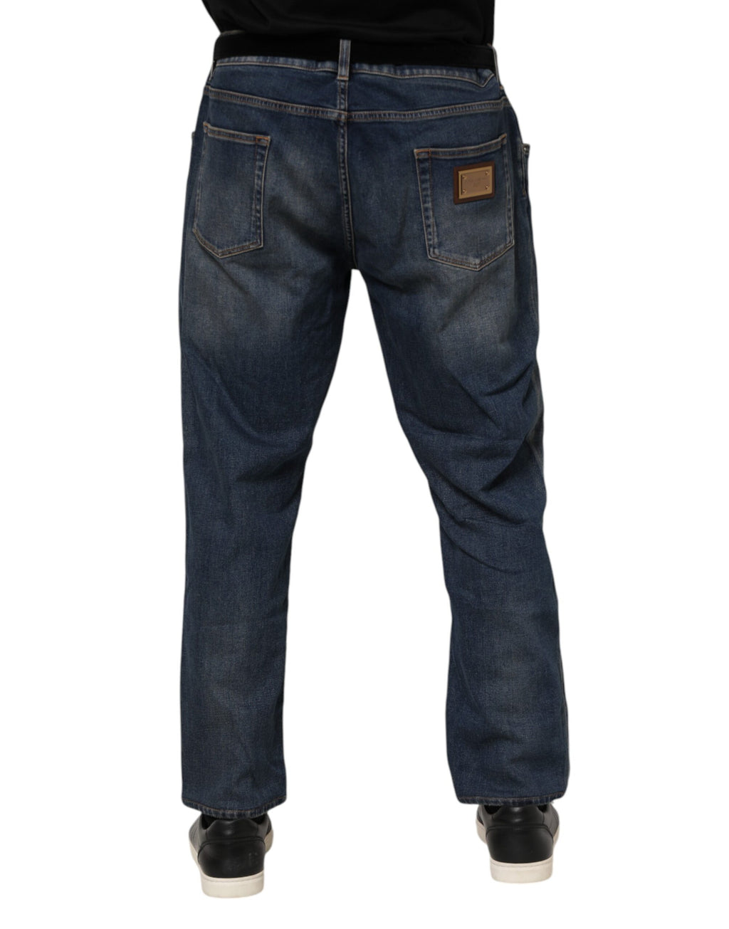 Jeans slim en denim bleu Dolce & Gabbana avec plaque logo en coton, détail de la coupe et du design tendance.