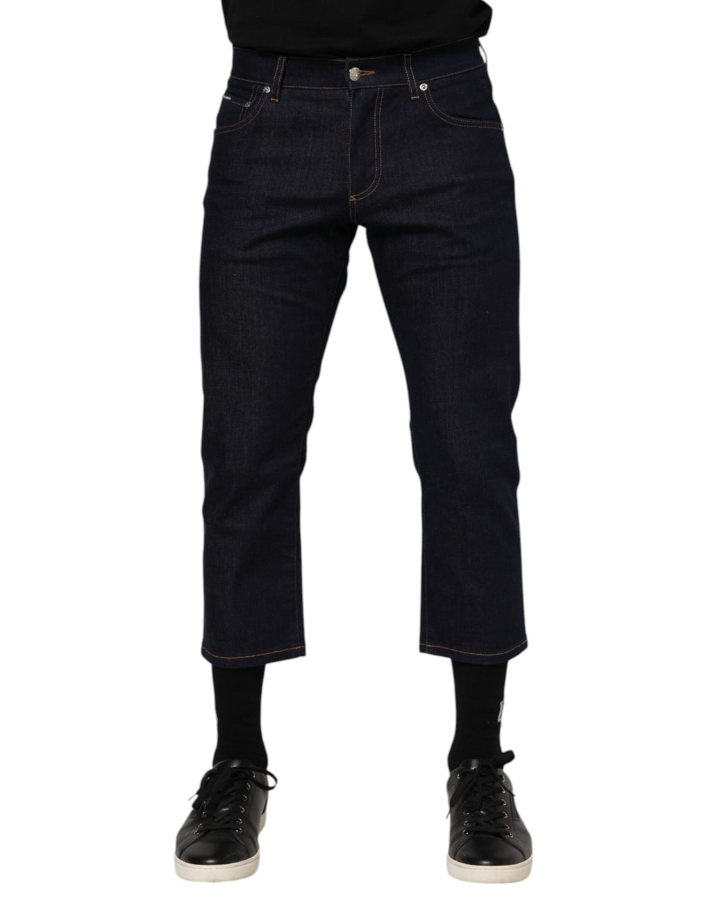 Jeans slim en denim coton bleu foncé Dolce & Gabbana pour homme, logo visible, ajustement slim, style moderne et élégant.