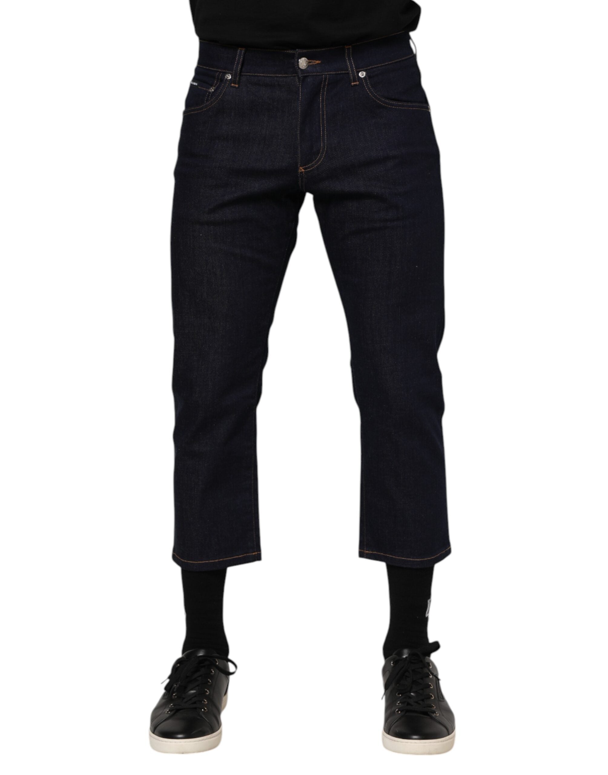 Jeans slim en denim coton bleu foncé Dolce & Gabbana pour homme, logo visible, ajustement slim, style moderne et élégant.