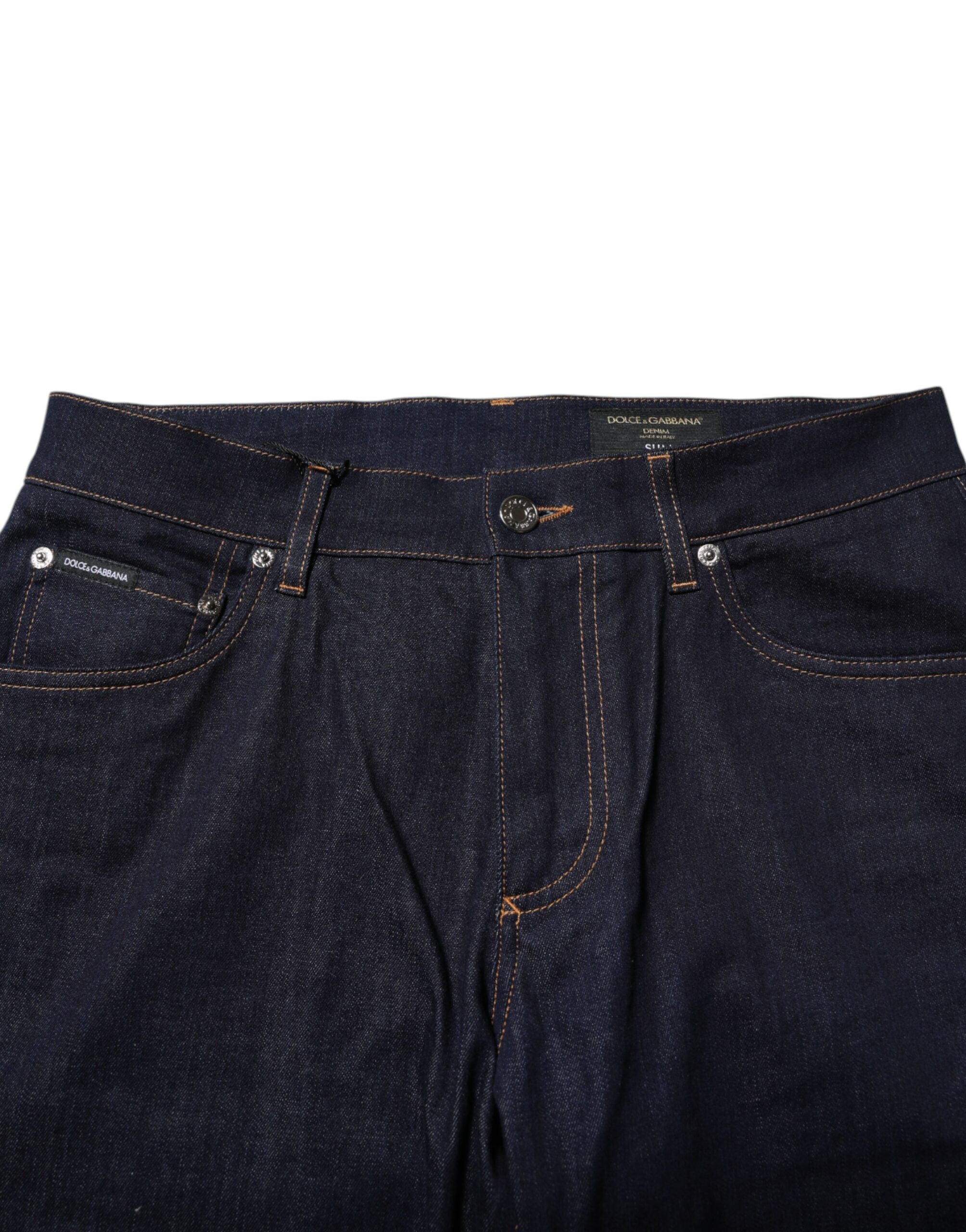 Jeans slim en coton bleu foncé Dolce & Gabbana pour homme avec logo, affichés sur un mannequin.