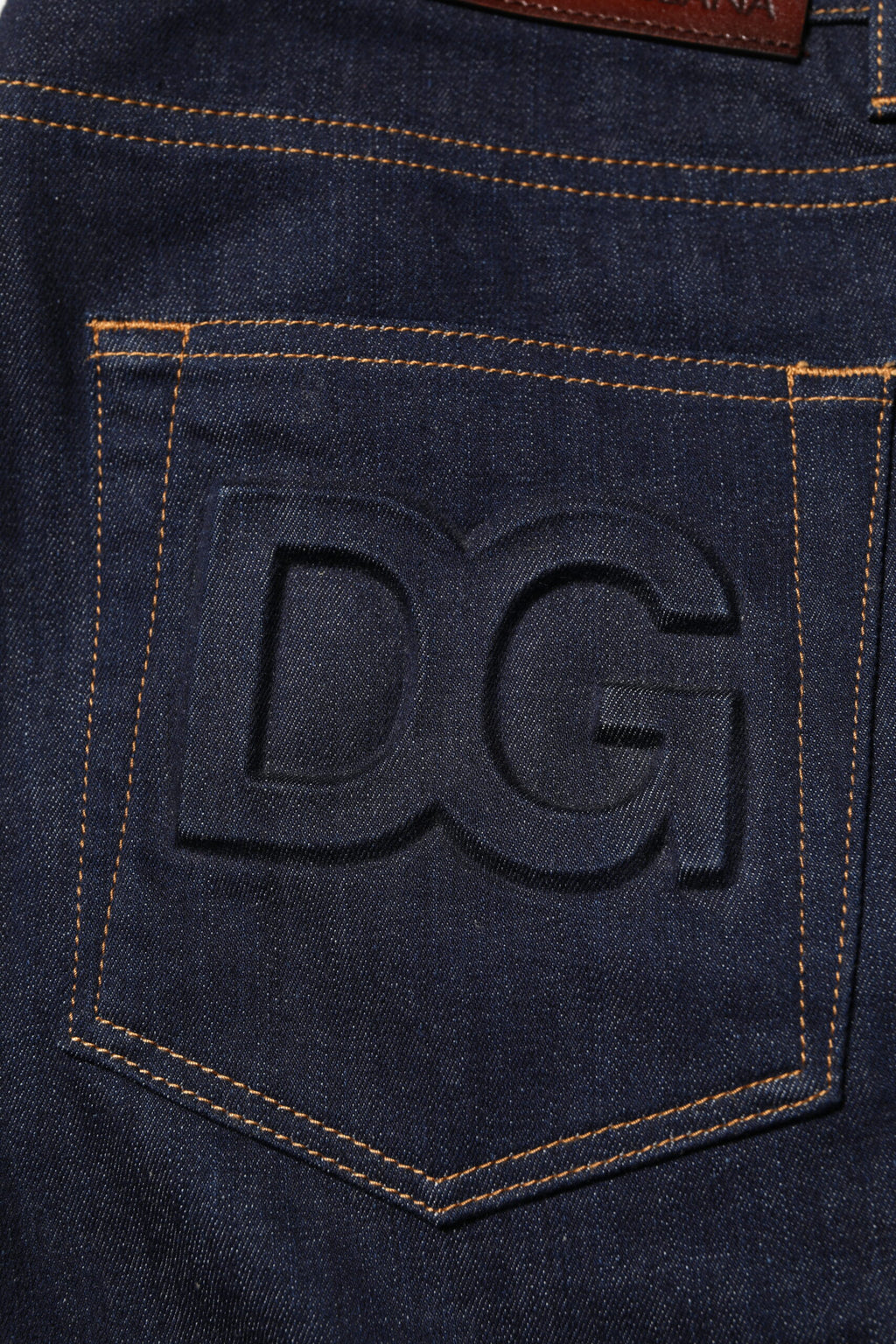 Jeans hommes slim fit en denim bleu foncé Dolce & Gabbana avec logo en coton, visible sur l'image.