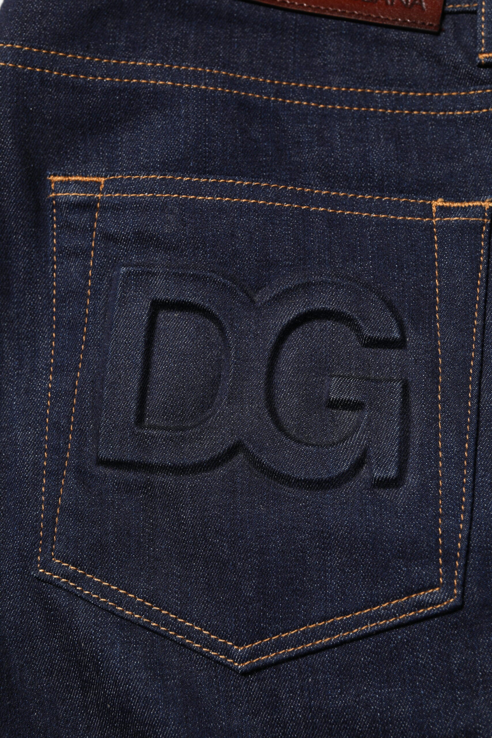 Jeans hommes slim fit en denim bleu foncé Dolce & Gabbana avec logo en coton, visible sur l'image.