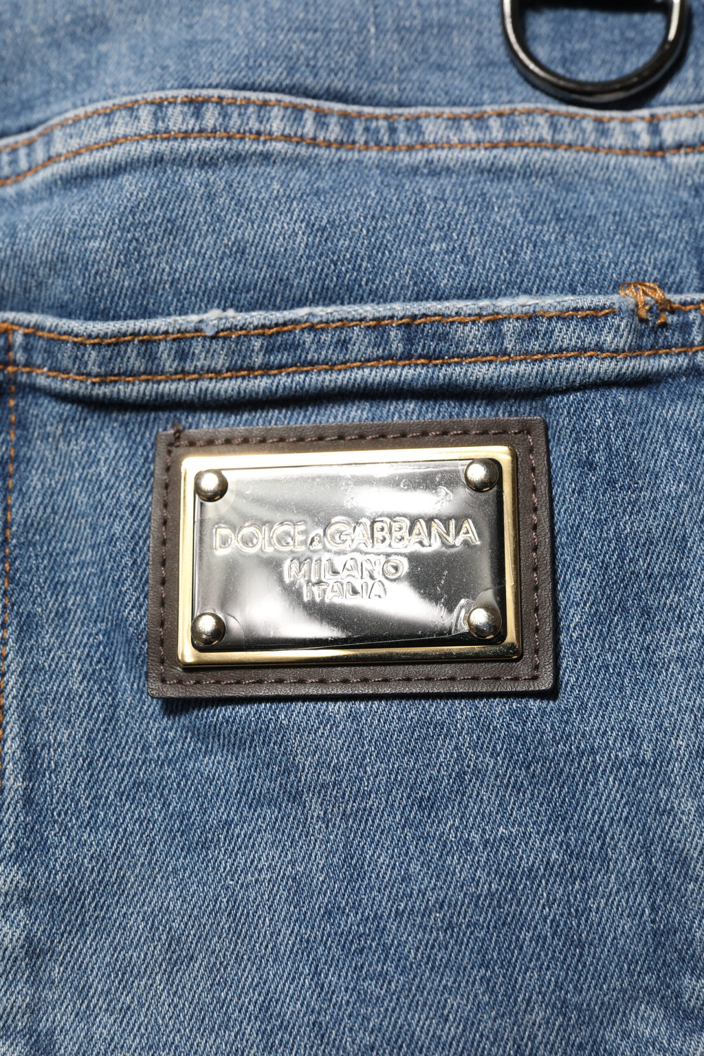 Jeans skinny en denim bleu Dolce & Gabbana avec déchirures, logo brodé, coupe ajustée et style décontracté.