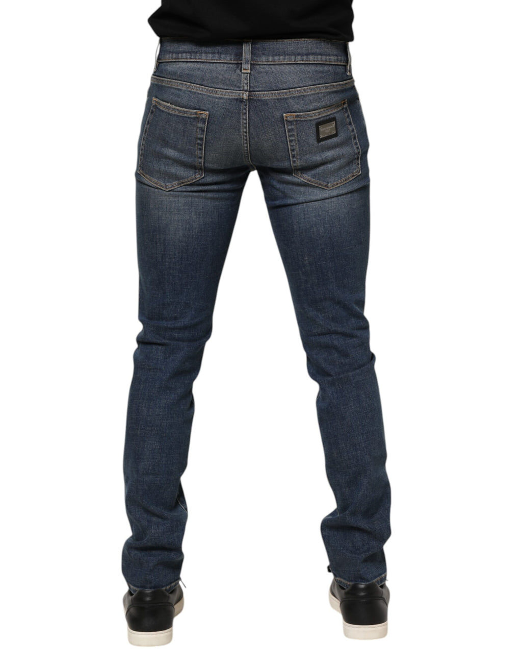 Jeans homme Dolce & Gabbana bleu délavé skinny avec logo en plaque en denim, détails de couture et style urbain.