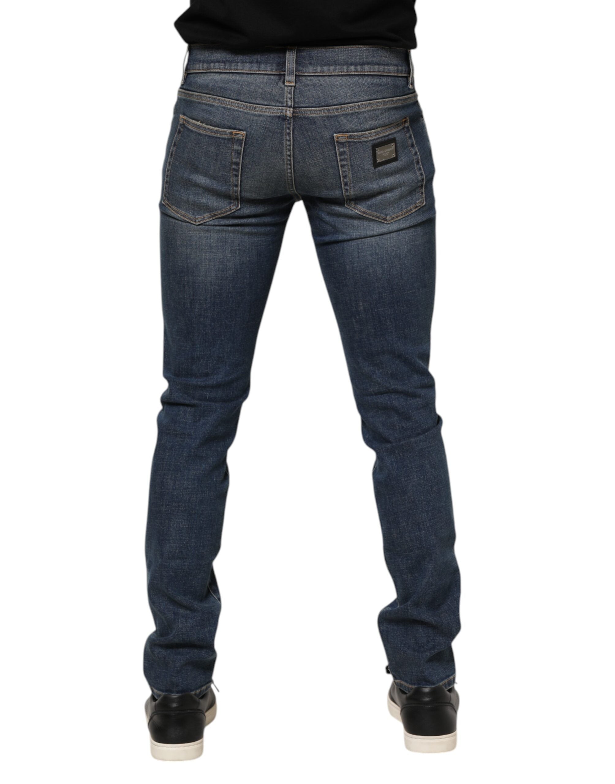 Jeans homme Dolce & Gabbana bleu délavé skinny avec logo en plaque en denim, détails de couture et style urbain.