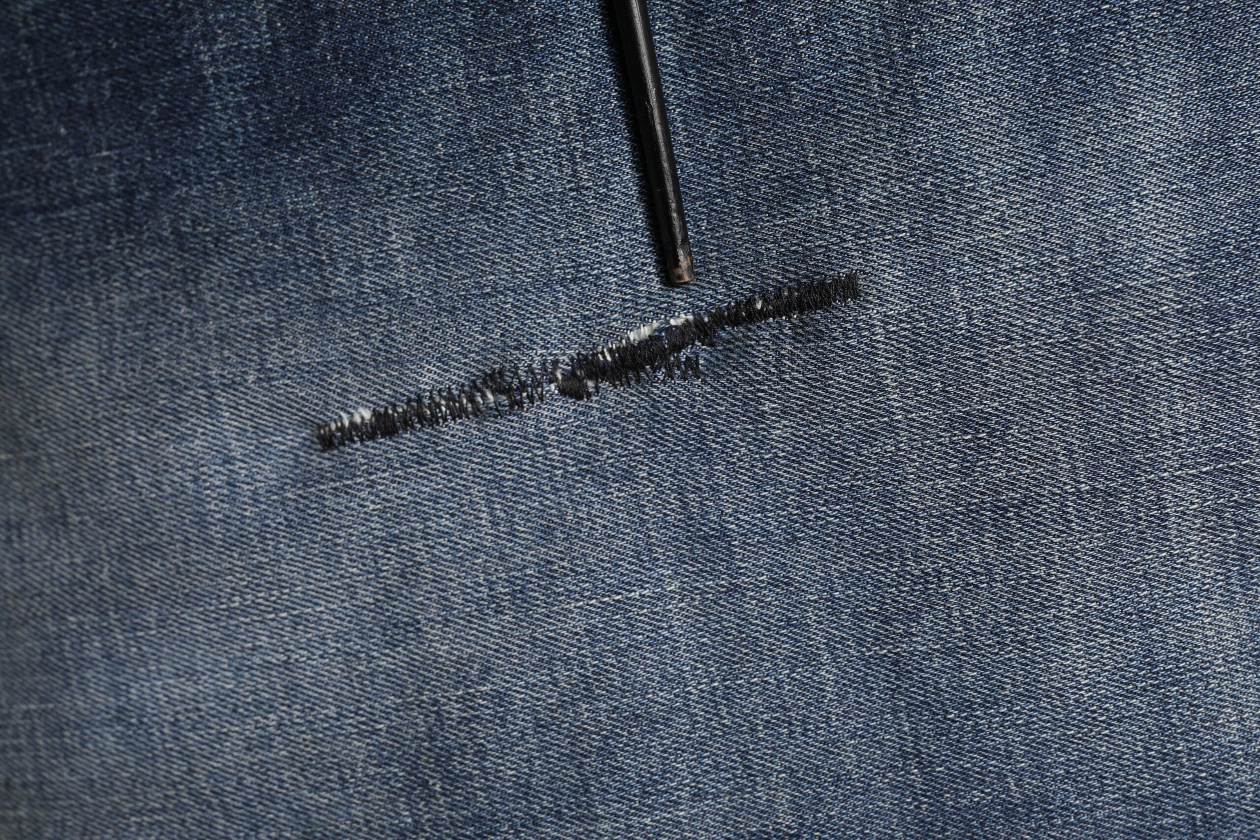 Jeans homme en denim bleu Dolce & Gabbana, skinny washed avec logo et plaque visible.