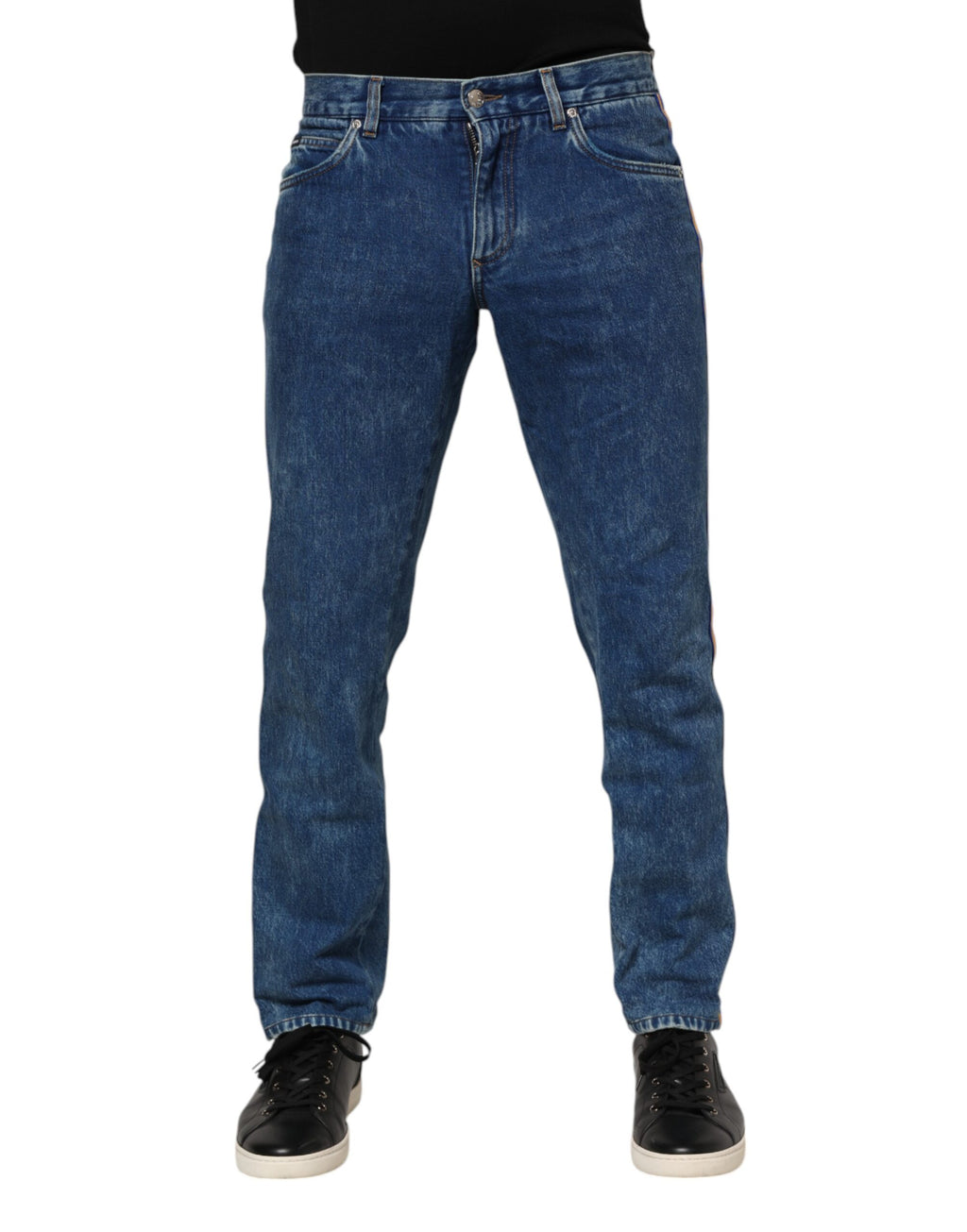 Jean en denim bleu Dolce & Gabbana avec logo en plaque en coton, classique et élégant, visibles détails du tissu et de la finition.