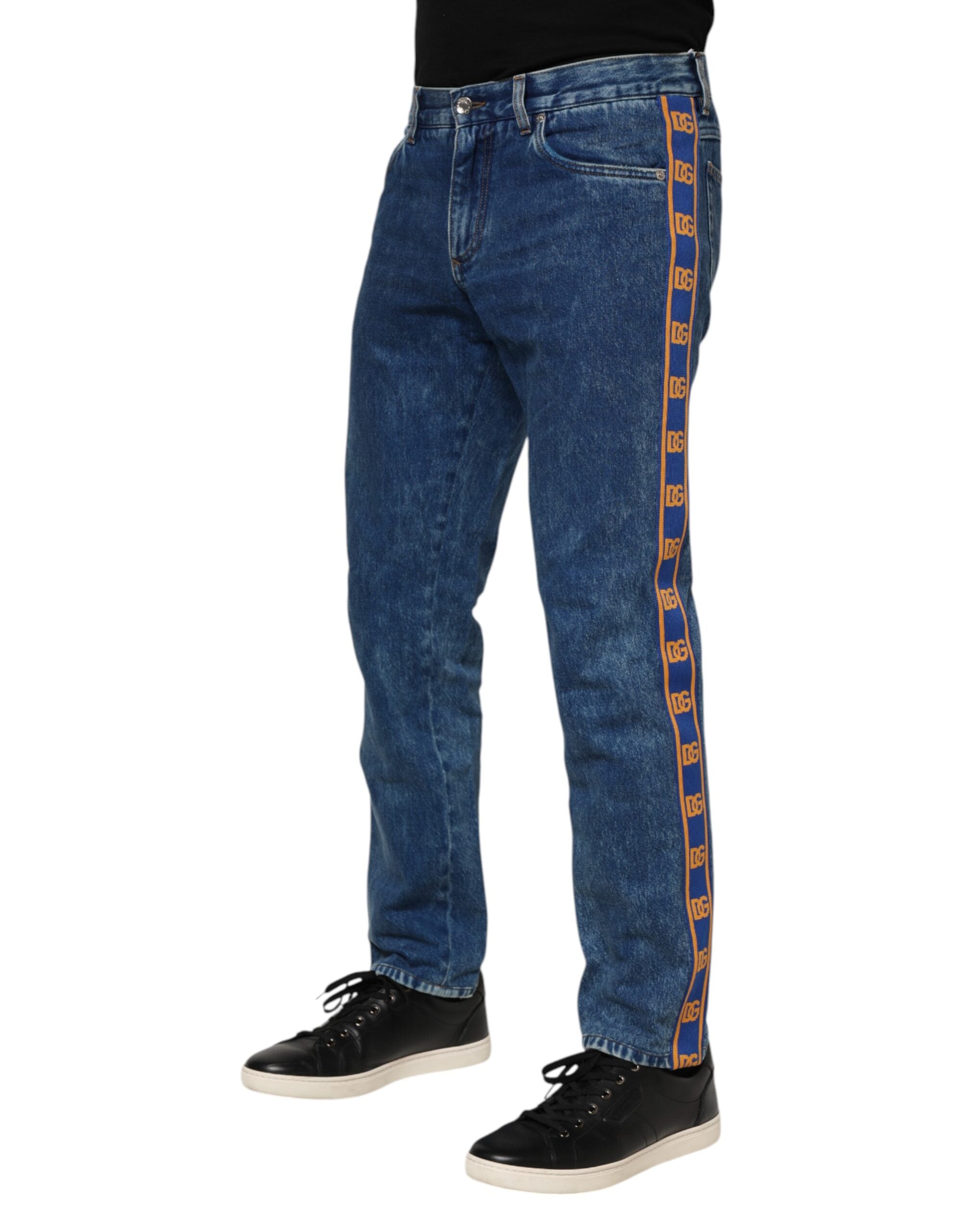 Jeans en denim bleu Dolce & Gabbana avec logo en plaque en coton, mode élégante pour homme ou femme.
