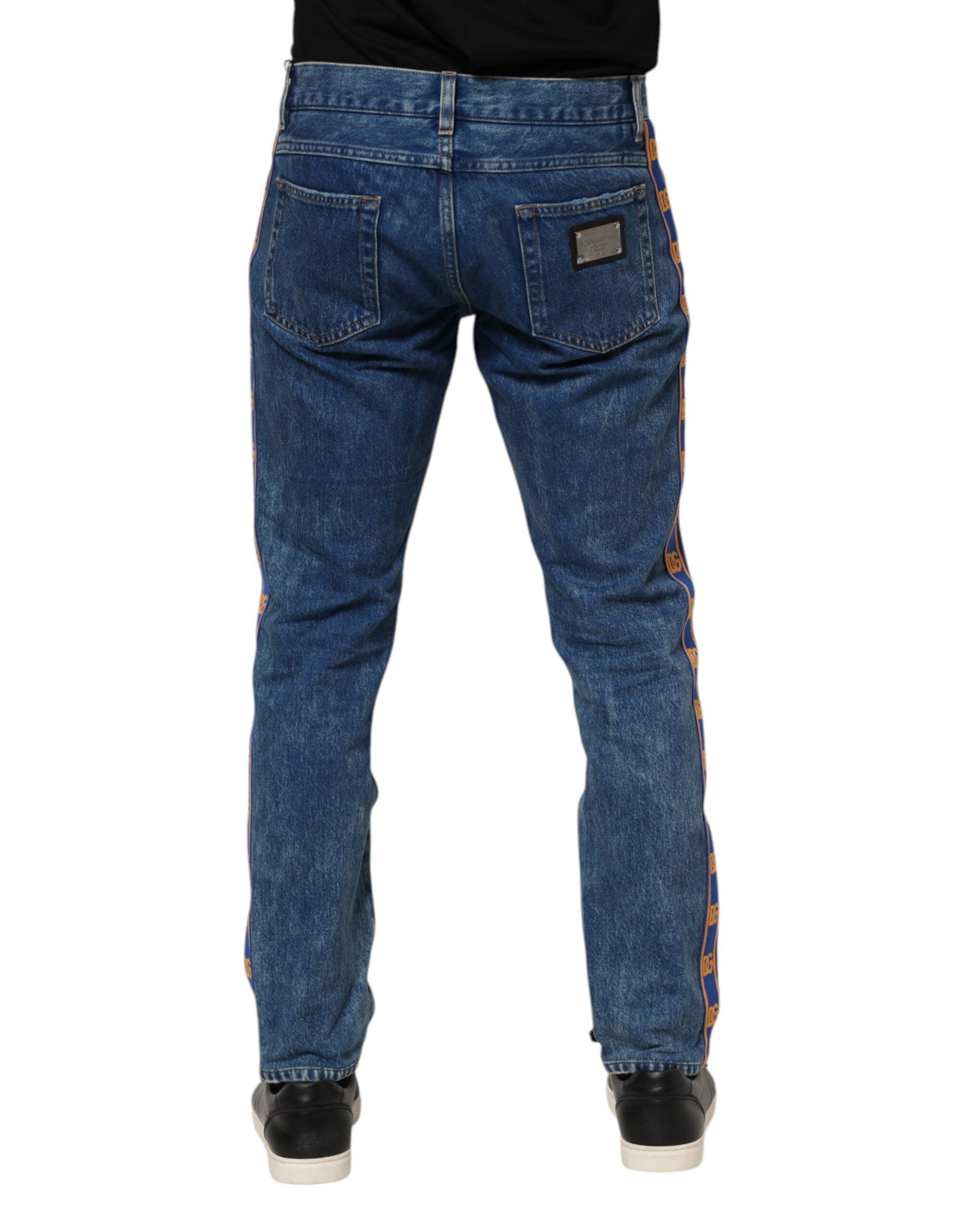 Jeans en denim bleu Dolce & Gabbana avec plaque logo en coton, détail de la poche arrière et couture classique.