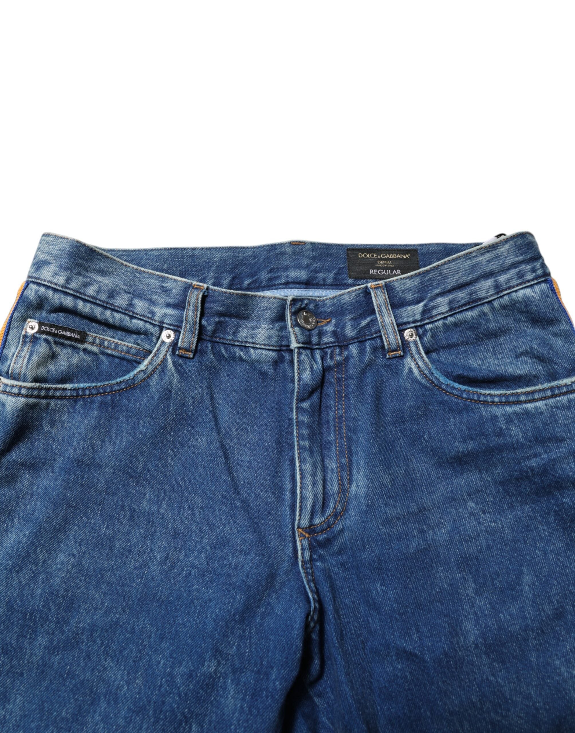 Jeans en denim bleu Dolce & Gabbana avec logo en plaque en coton, style décontracté et détails modernes.