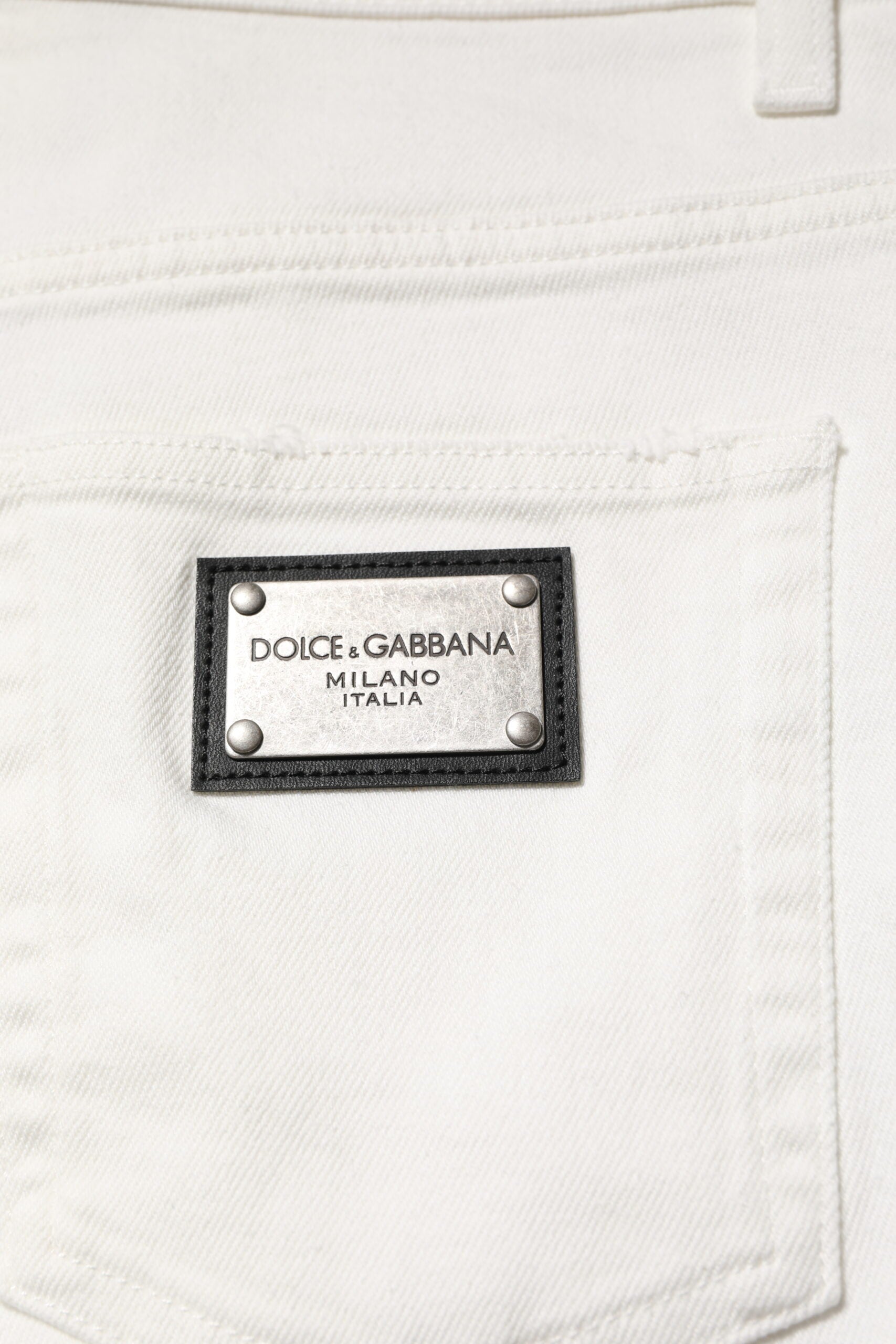 Jeans homme Dolce & Gabbana en coton blanc, coupe décontractée et ample, denim de haute qualité.