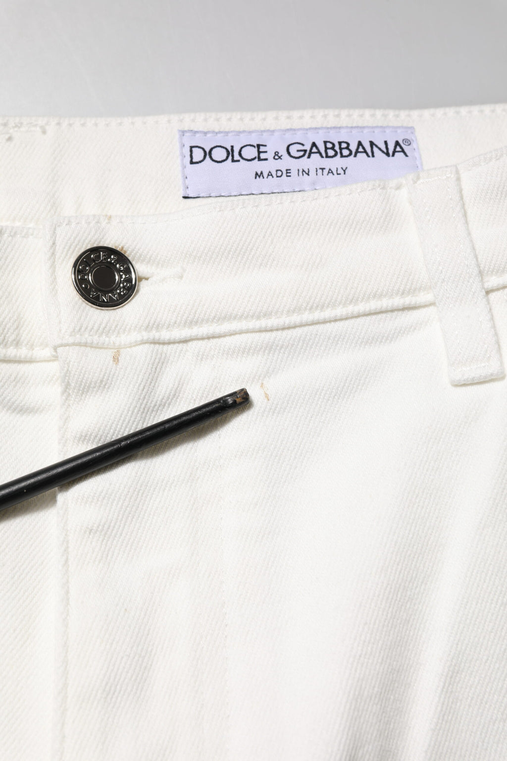 Jeans homme en coton blanc de Dolce & Gabbana, coupe décontractée en denim, détails modernes et style élégant.