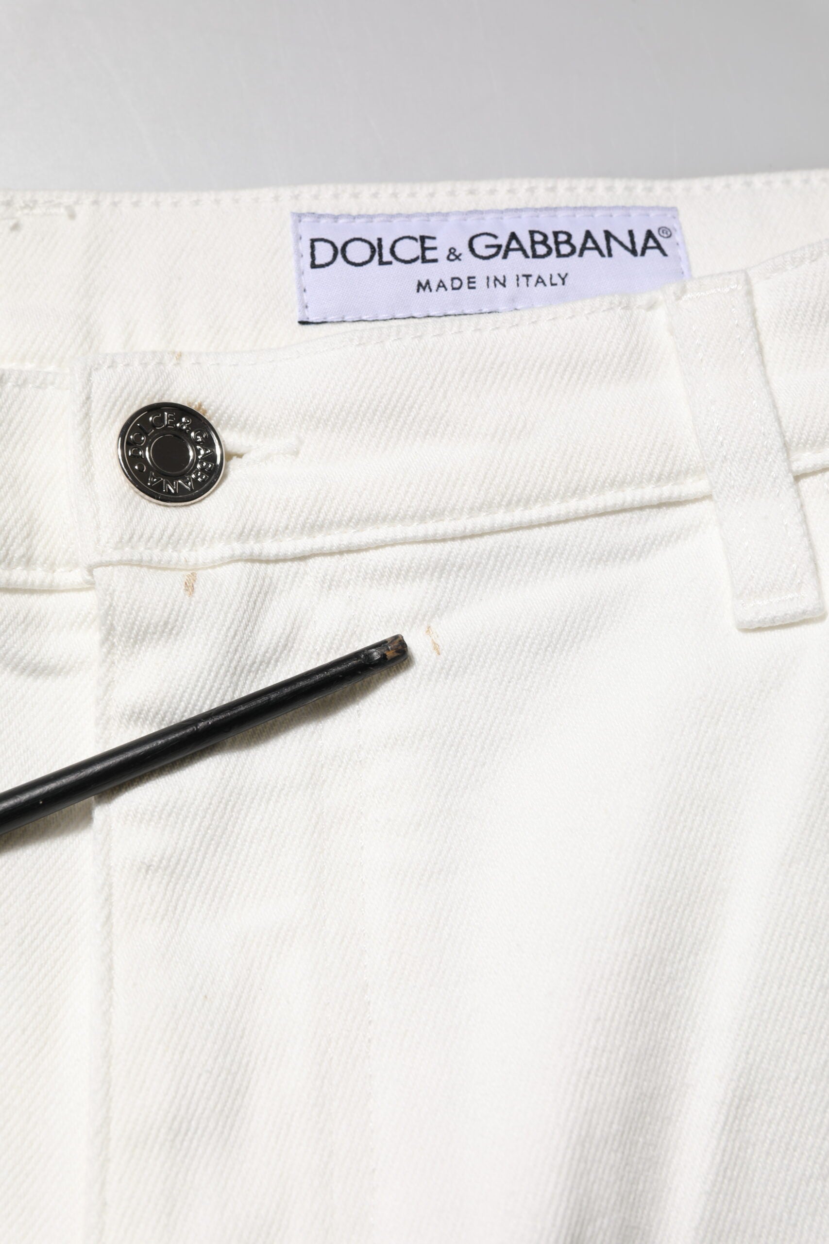 Jeans homme en coton blanc de Dolce & Gabbana, coupe décontractée en denim, détails modernes et style élégant.