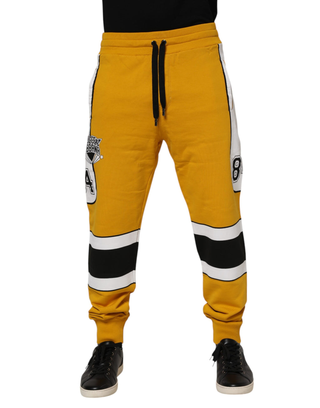 Pantalon jogger Dolce & Gabbana en coton jaune avec logo, style décontracté et confortable, vue de face.