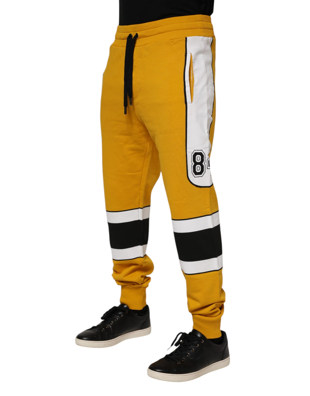 Pantalon jogger en coton jaune Dolce & Gabbana avec logo, style décontracté et confortable, vue de face.