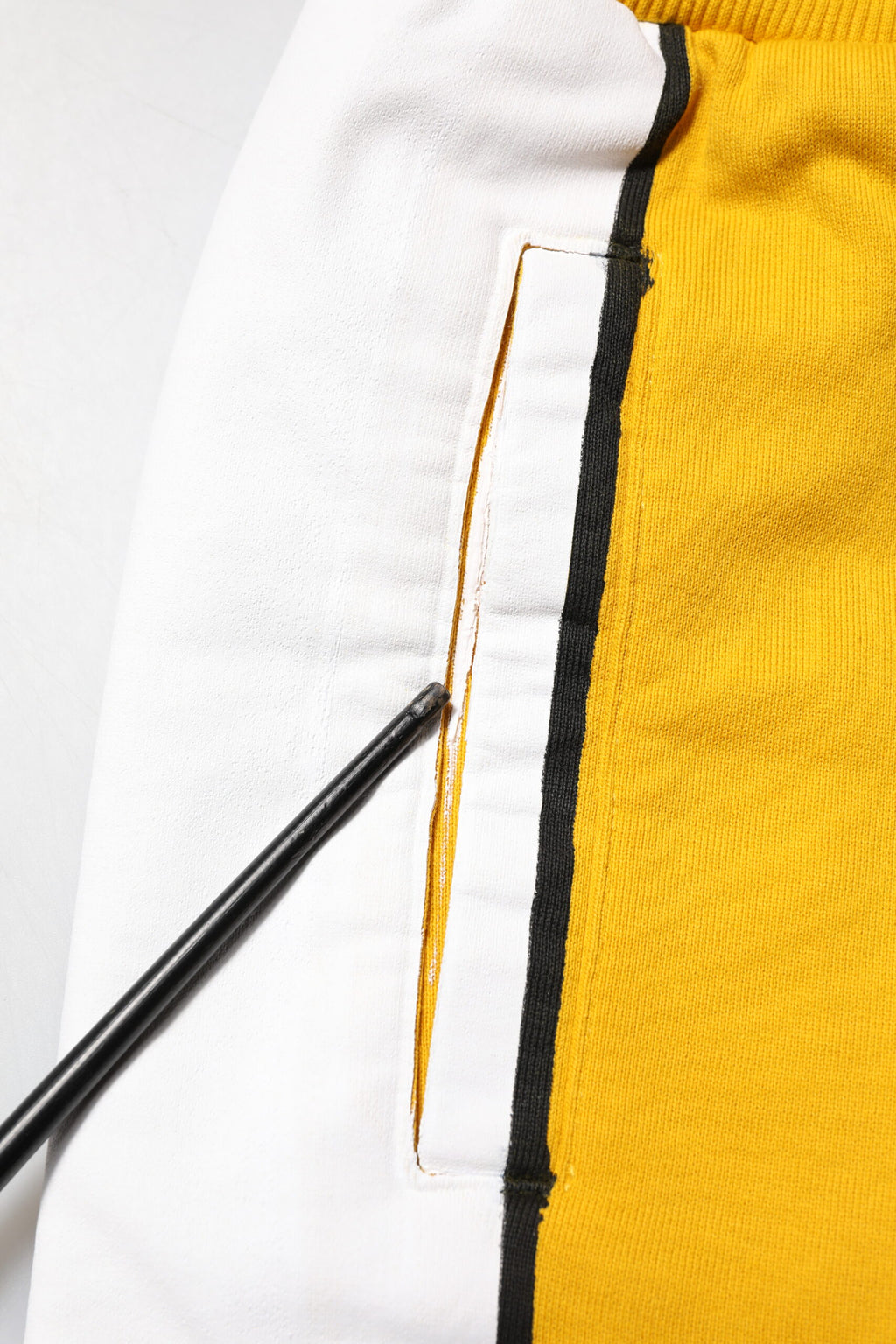 Pantalon jogging Dolce & Gabbana en coton jaune avec logo, pantalon décontracté pour homme ou femme.