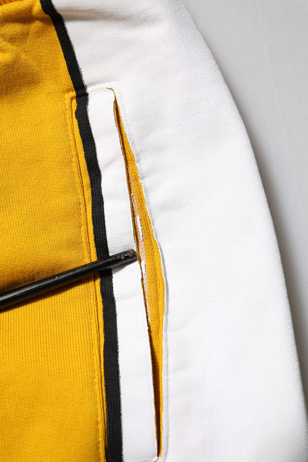 Pantalon jogger Dolce & Gabbana en coton jaune avec logo, look décontracté et confortable pour homme.
