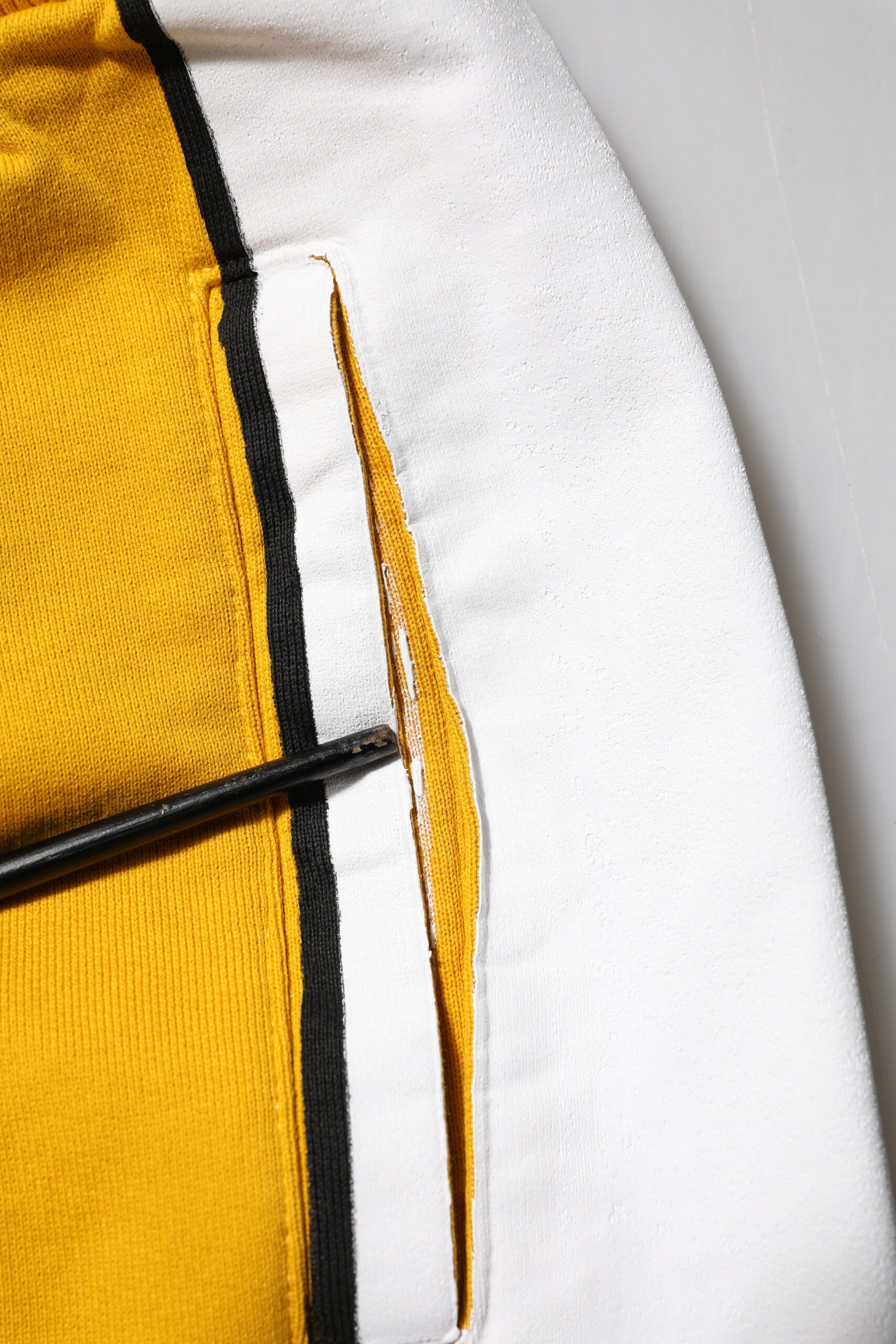 Pantalon jogger Dolce & Gabbana en coton jaune avec logo, look décontracté et confortable pour homme.