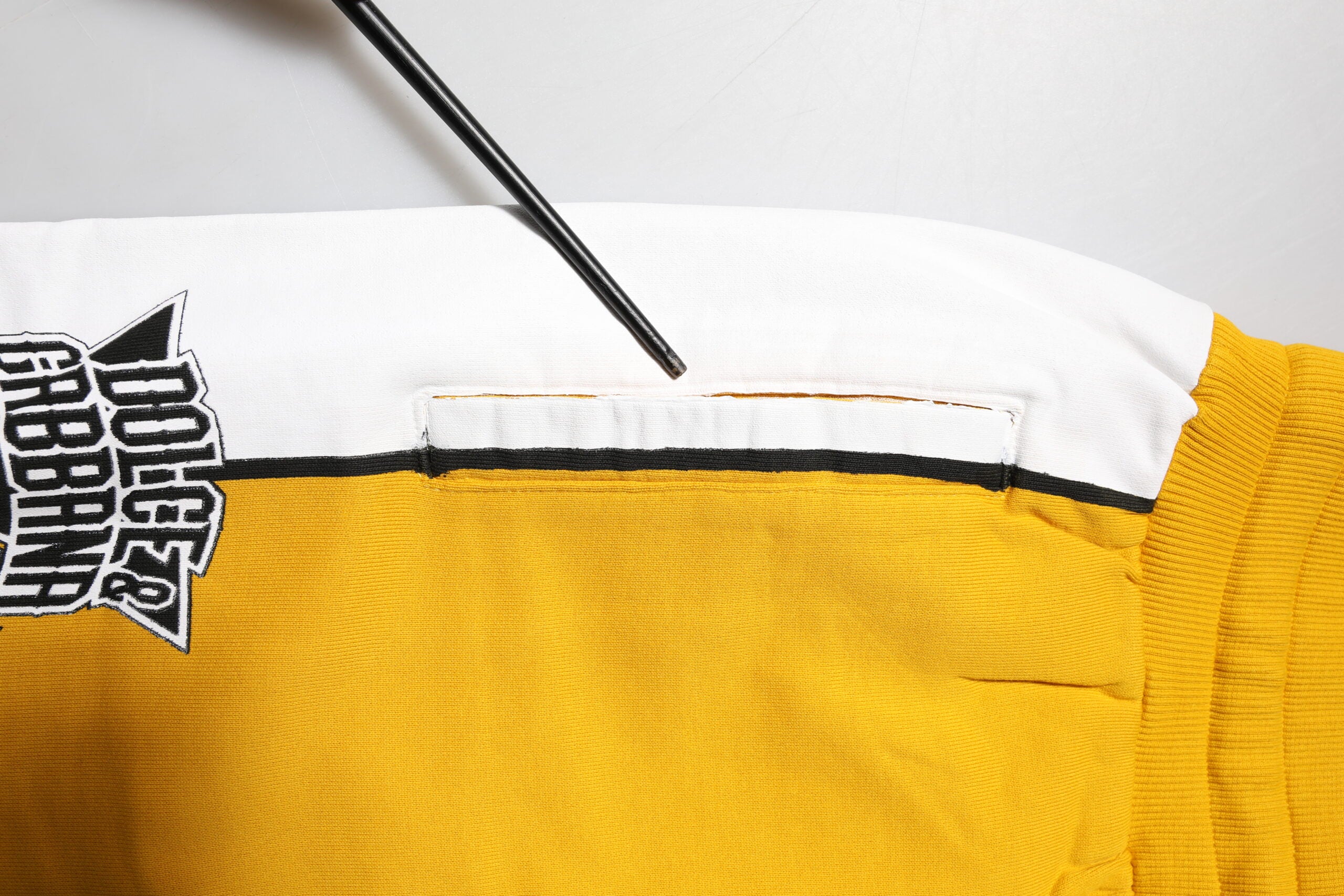 Pantalons jogger en coton jaune de Dolce & Gabbana avec cordon de serrage, look décontracté et élégant.