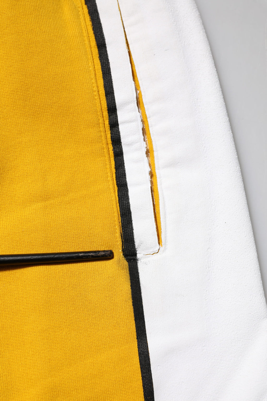 Pantalons jogger en coton jaune Dolce & Gabbana avec cordon de serrage, vue frontale sur pantalon décontracté pour homme.