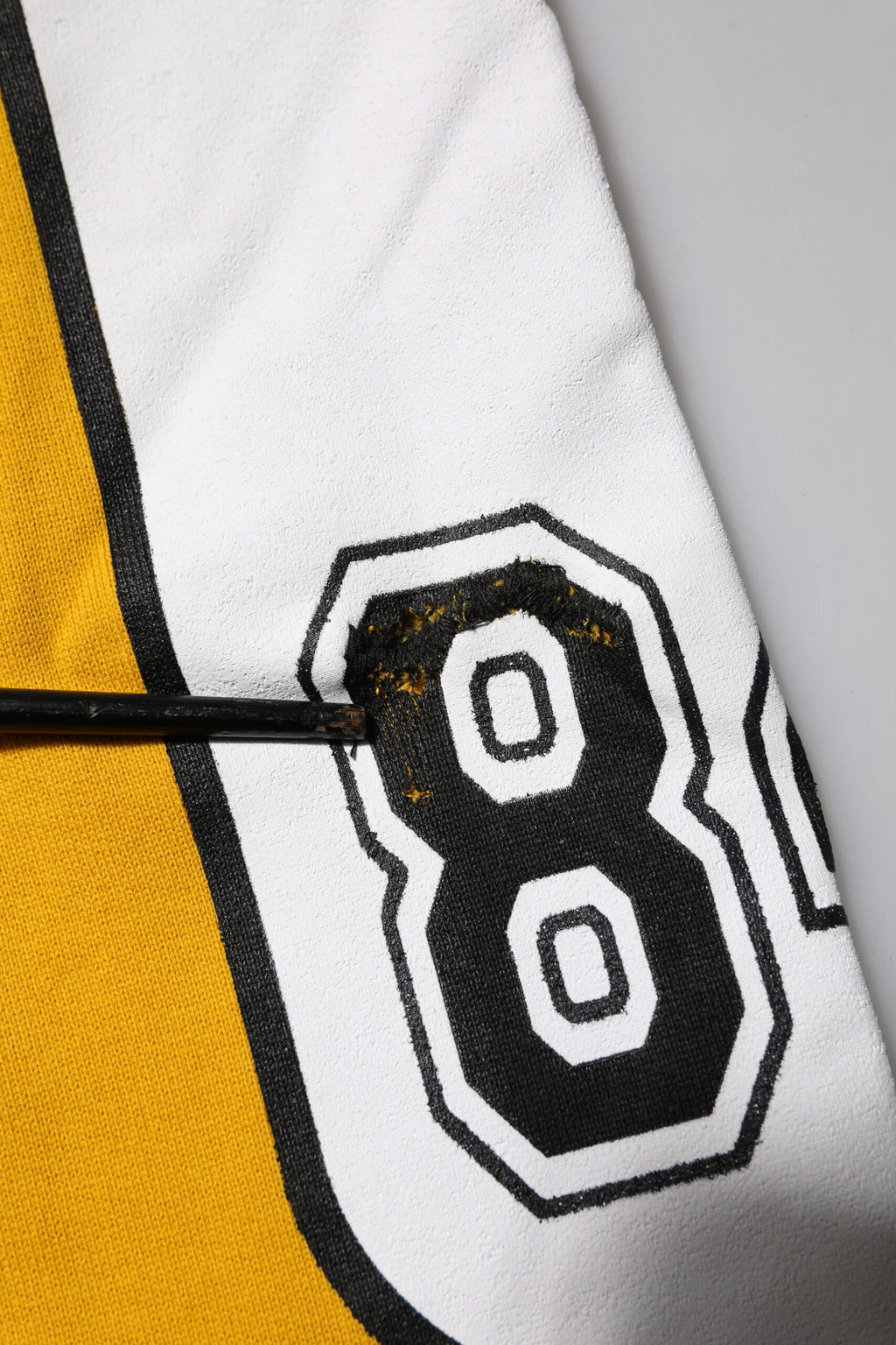 Pantalons jogger en coton jaune Dolce & Gabbana avec cordon de serrage, vue frontale sur un modèle.